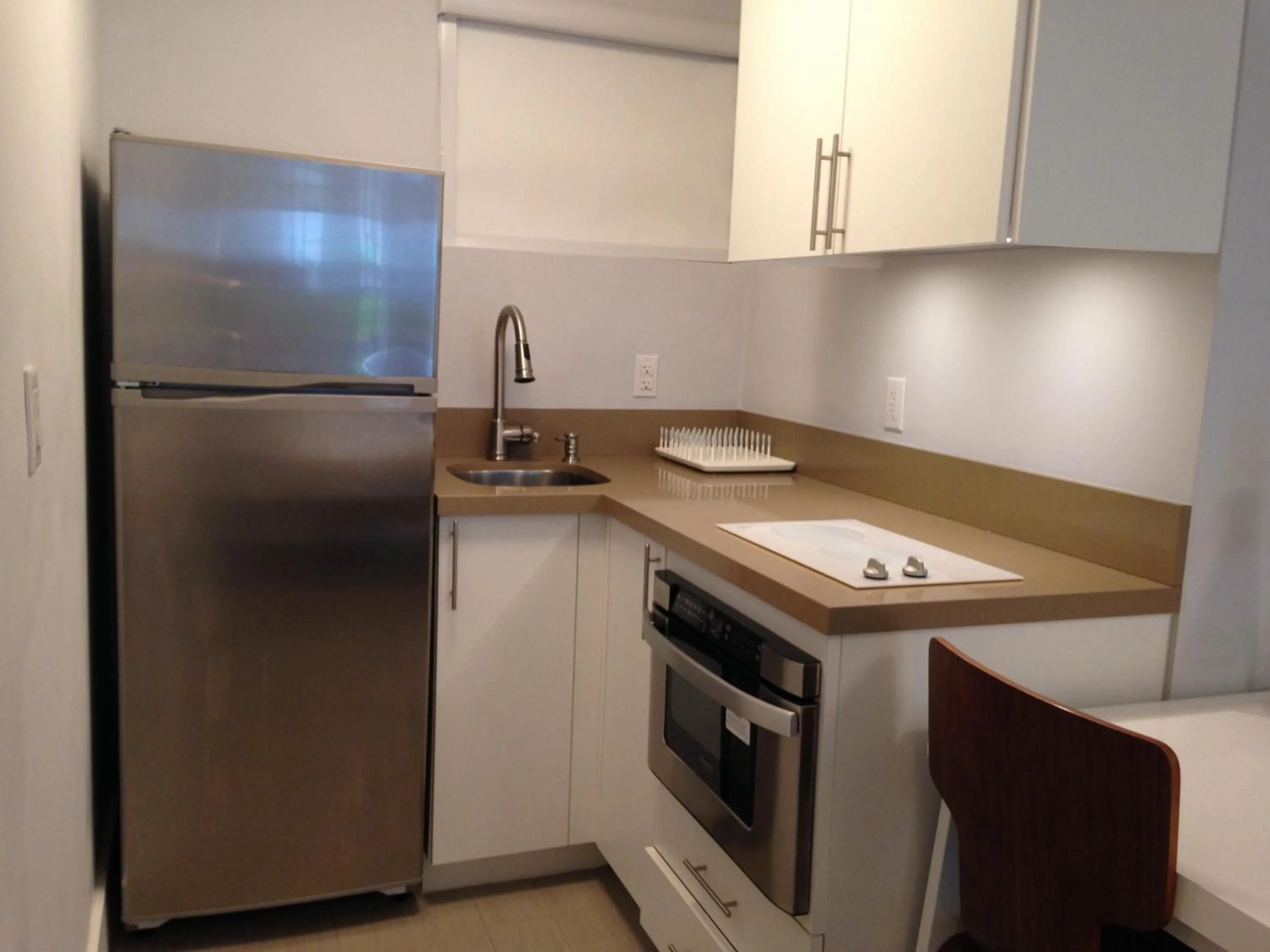 Kitchen or kitchenette in Tides Inn Hotel