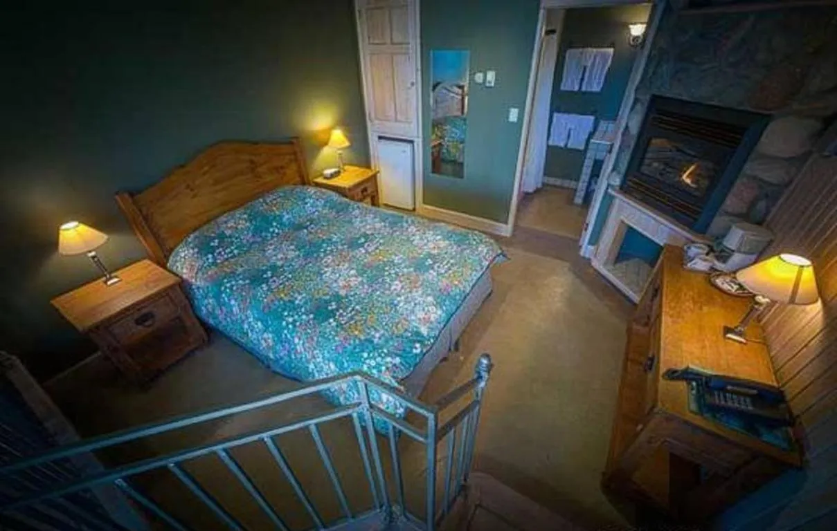 Dining area, Bed in Retreat Wilderness Inn