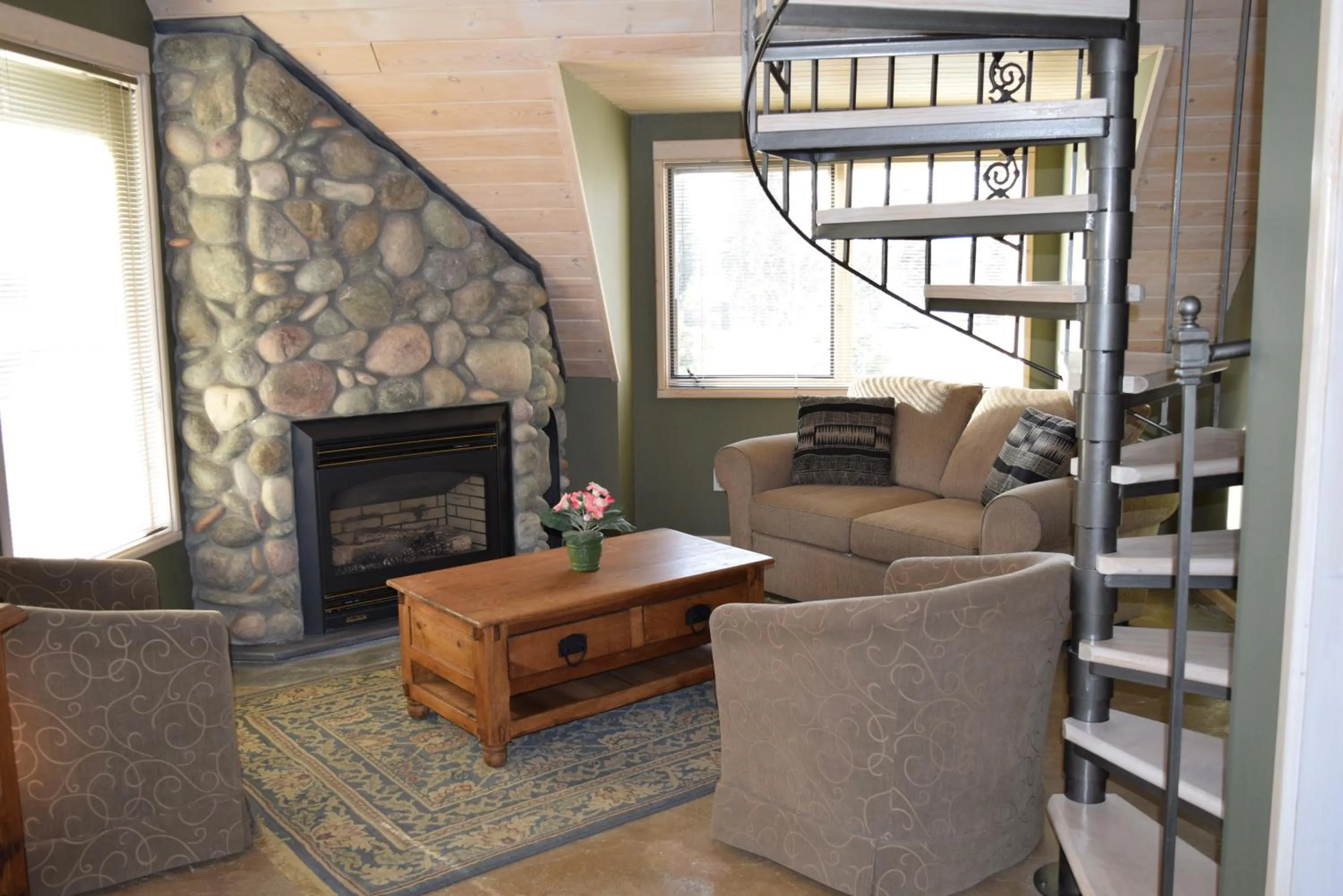Living room in Retreat Wilderness Inn