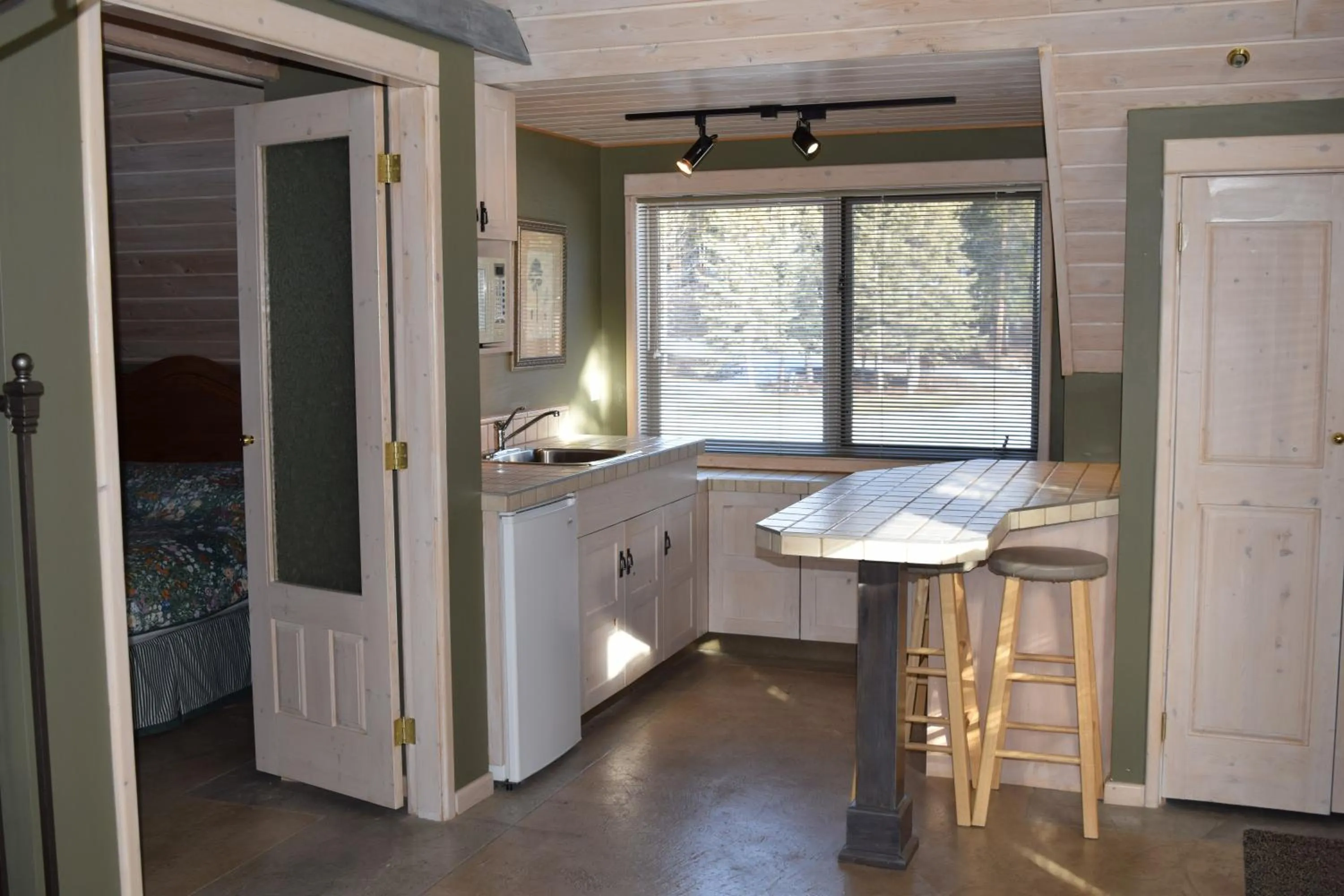 Kitchen or kitchenette in Retreat Wilderness Inn