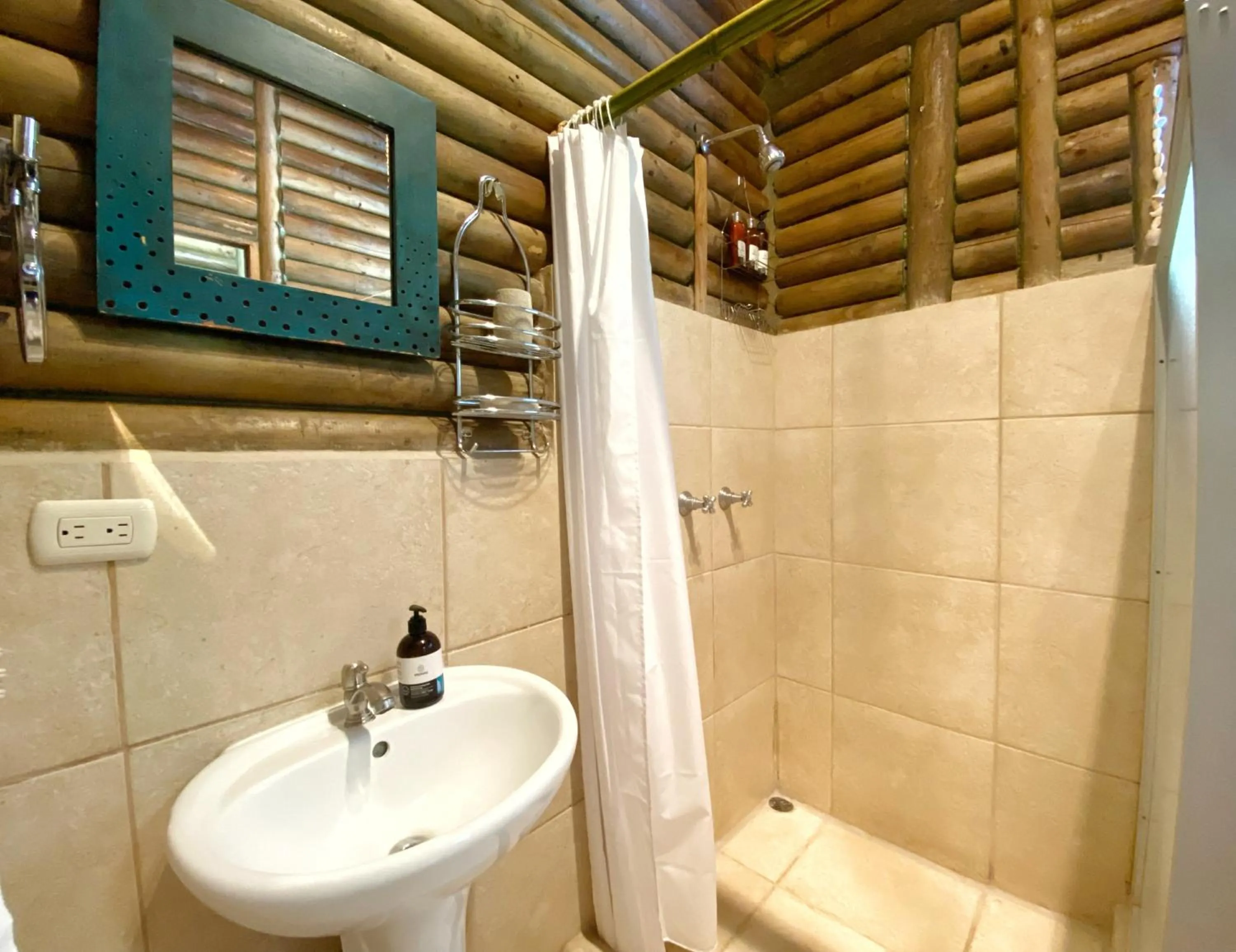 Shower in Horizon Hotel & Yoga center
