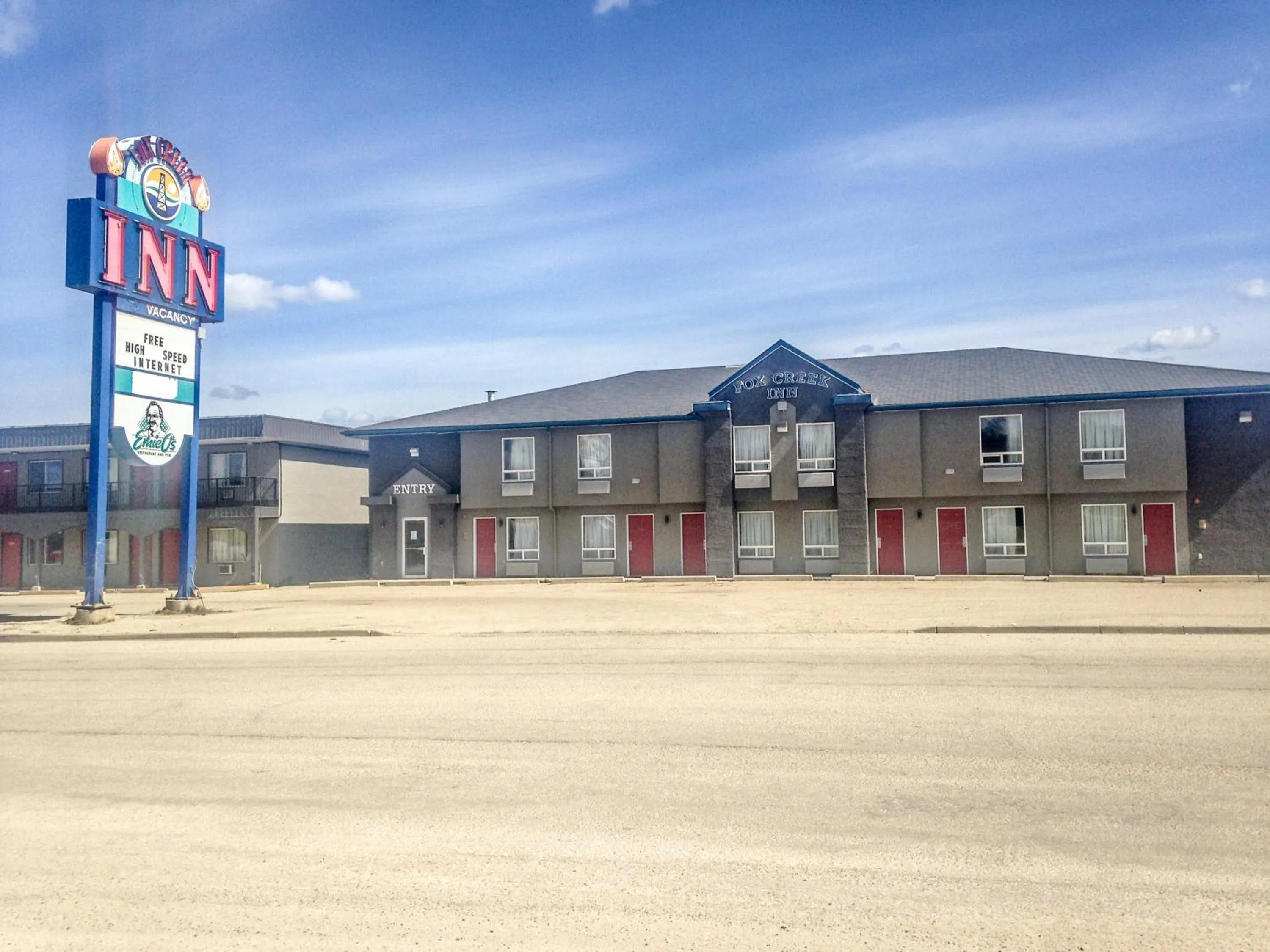 Property building in Fox Creek Inn