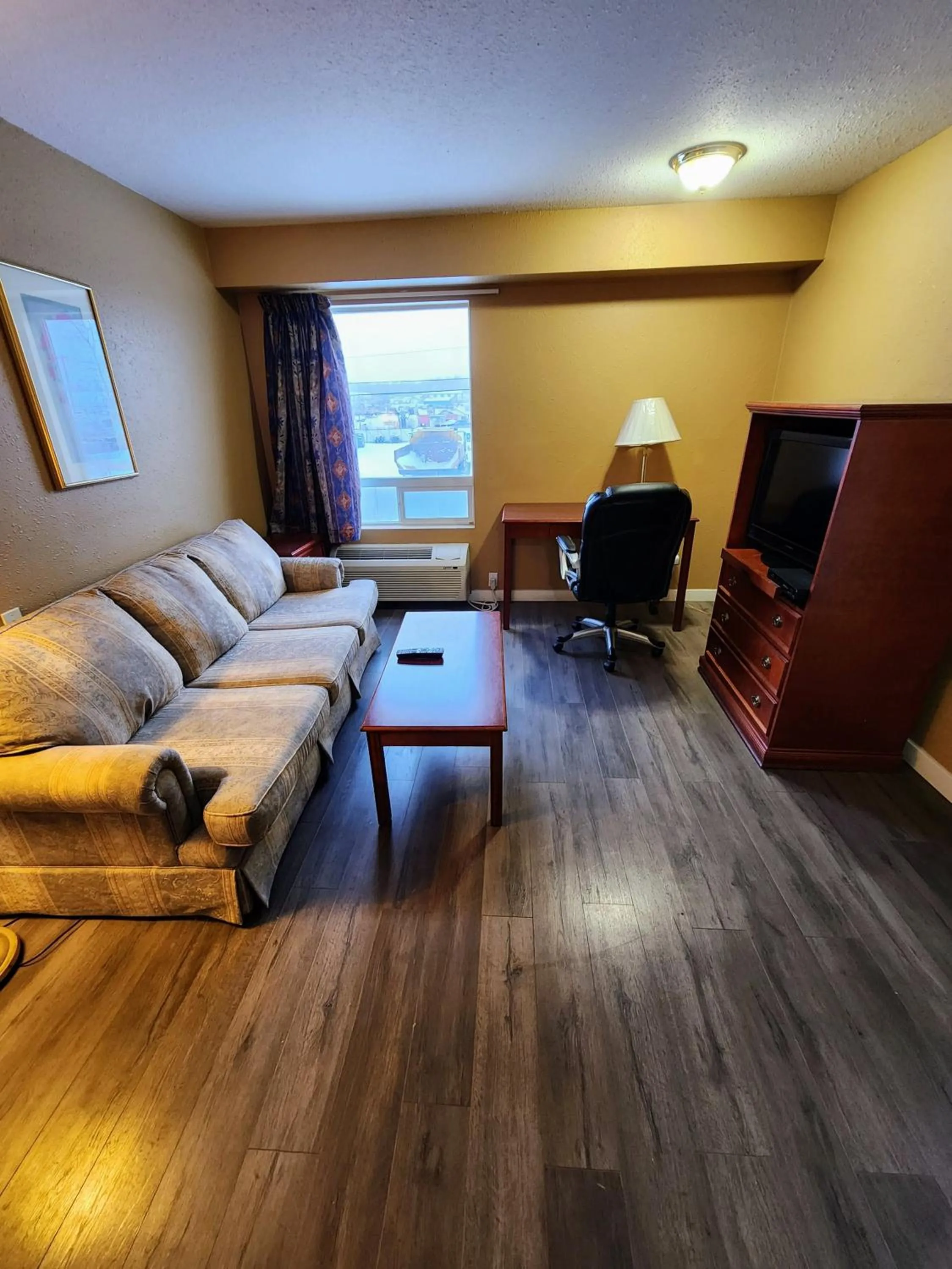 Living room in Fox Creek Inn