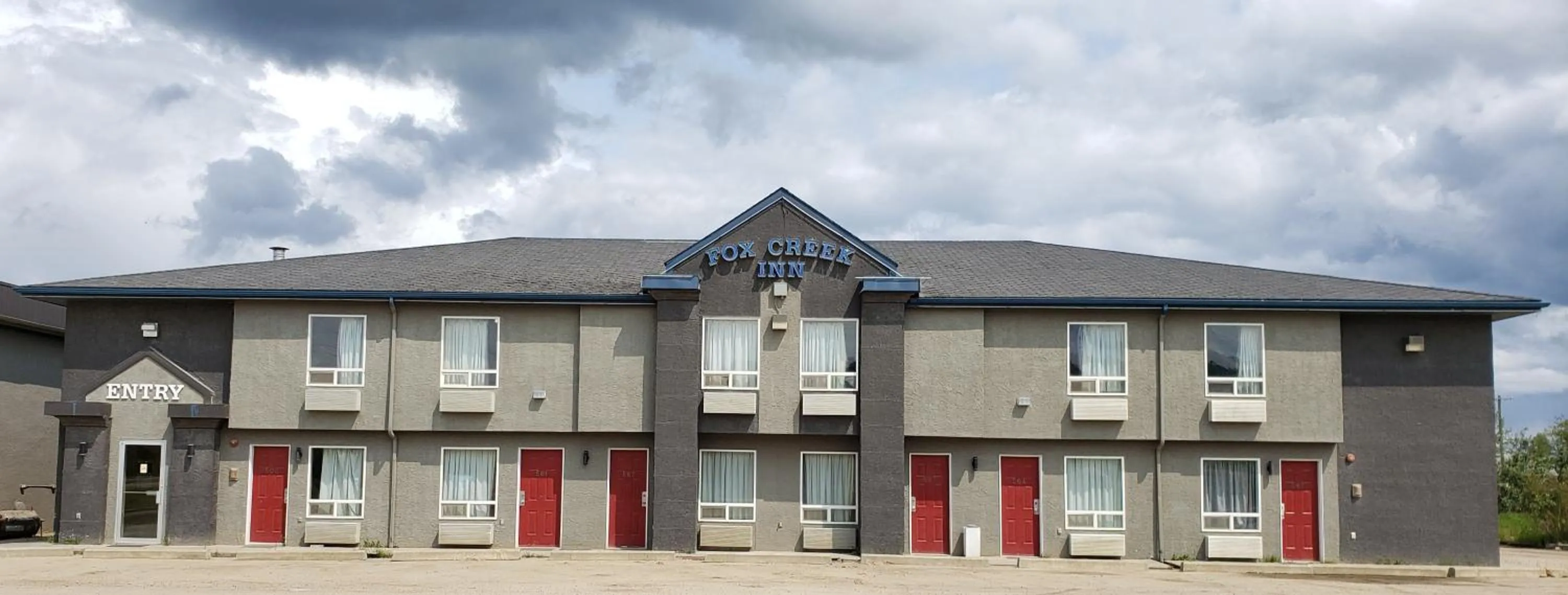 Property building in Fox Creek Inn