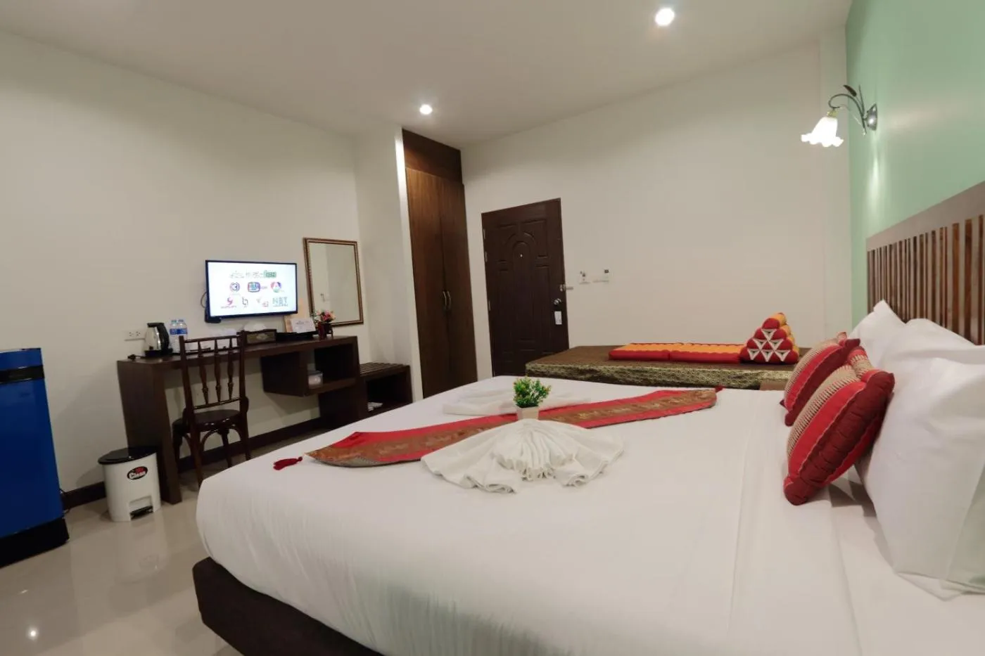 Shower, Bed in BS Airport at Phuket