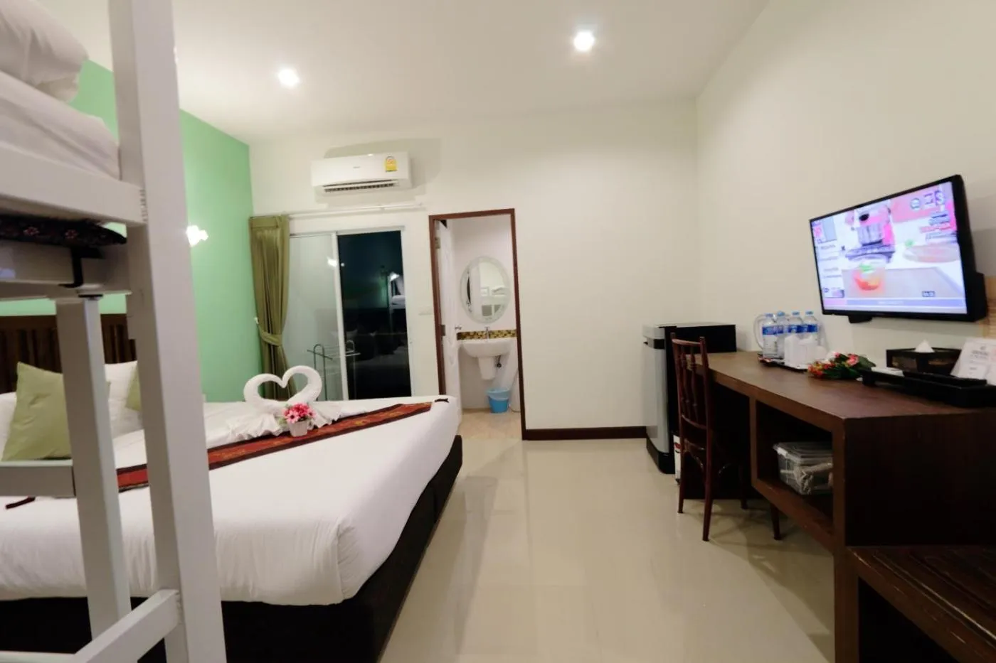 Shower, Bed in BS Airport at Phuket