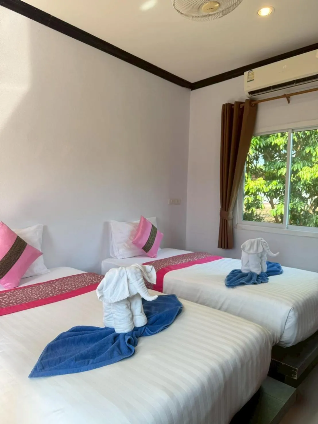 Bed in Lanta Lapaya Resort