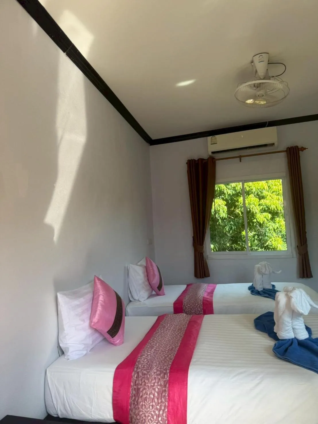 Bed in Lanta Lapaya Resort