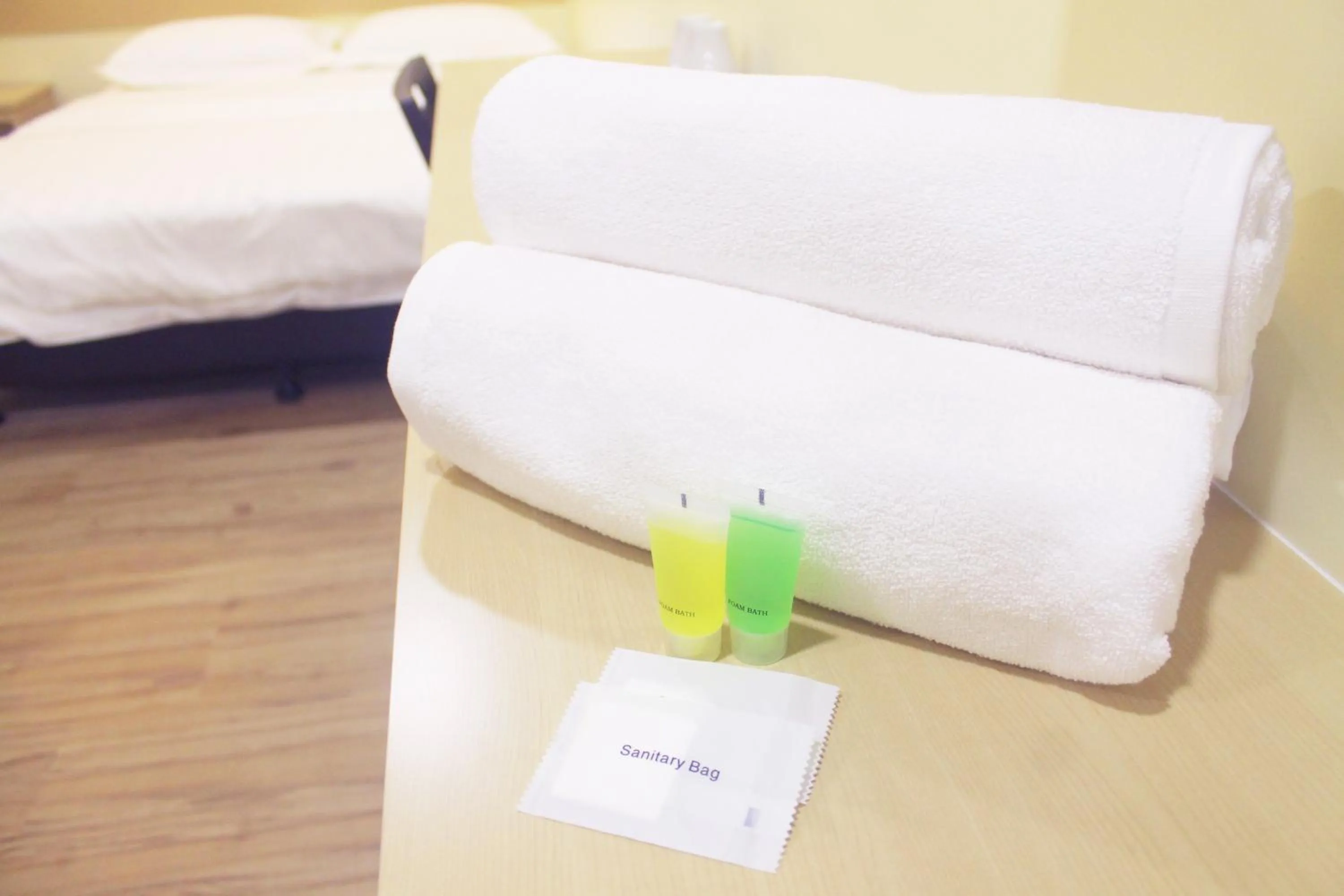 Shower, Bed in No.31 Maple Inn