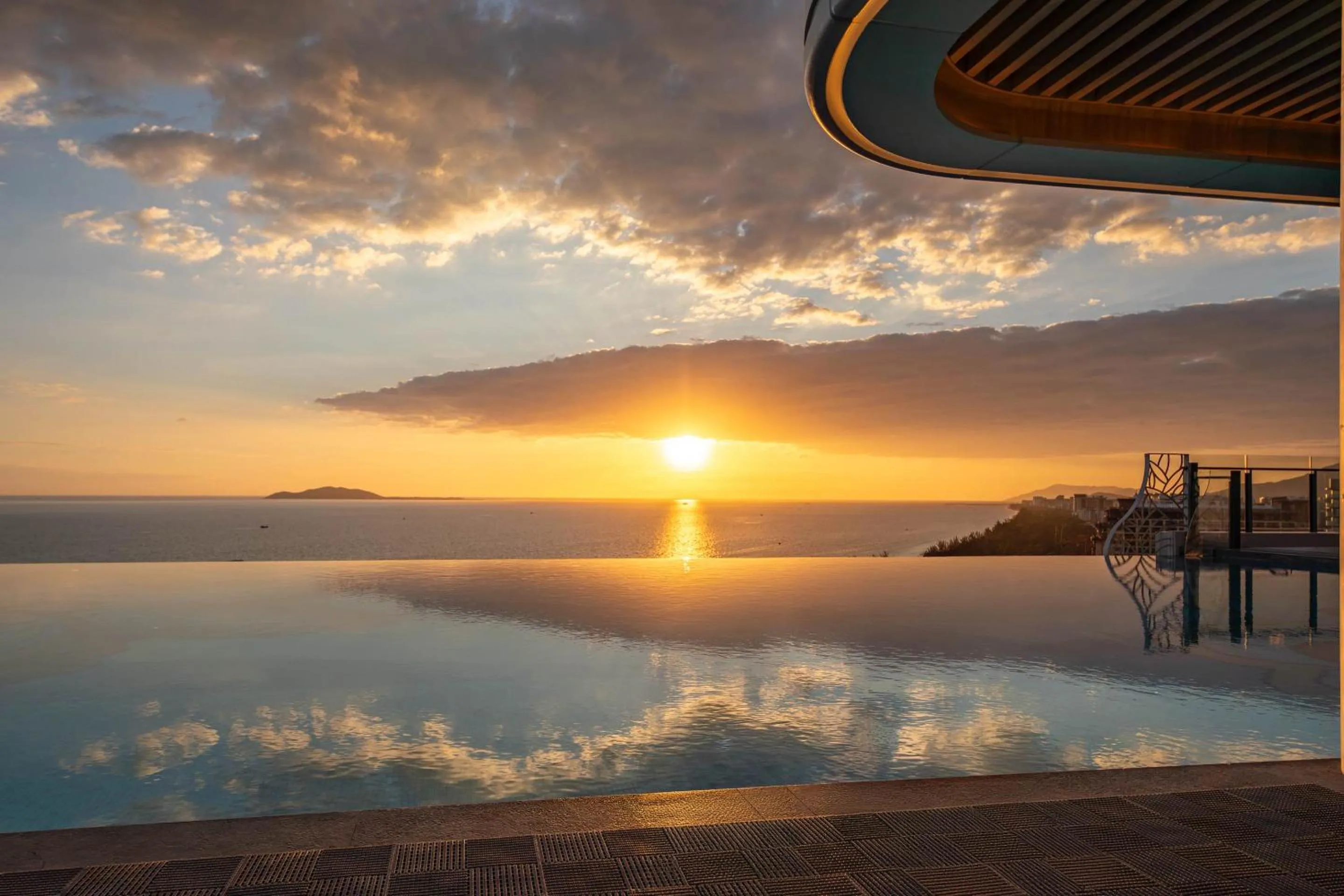 Swimming pool in voco Sanya Bay by IHG