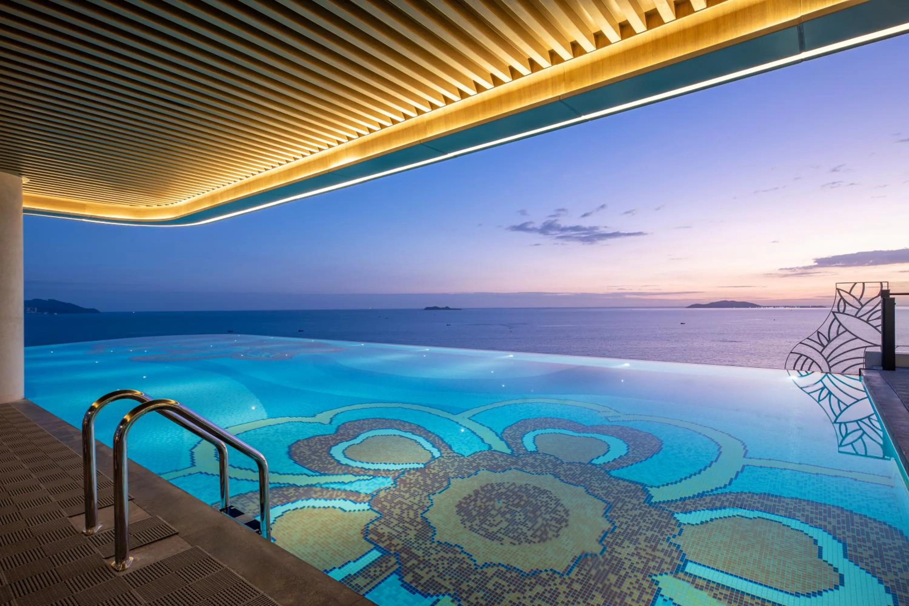 Swimming pool in voco Sanya Bay by IHG
