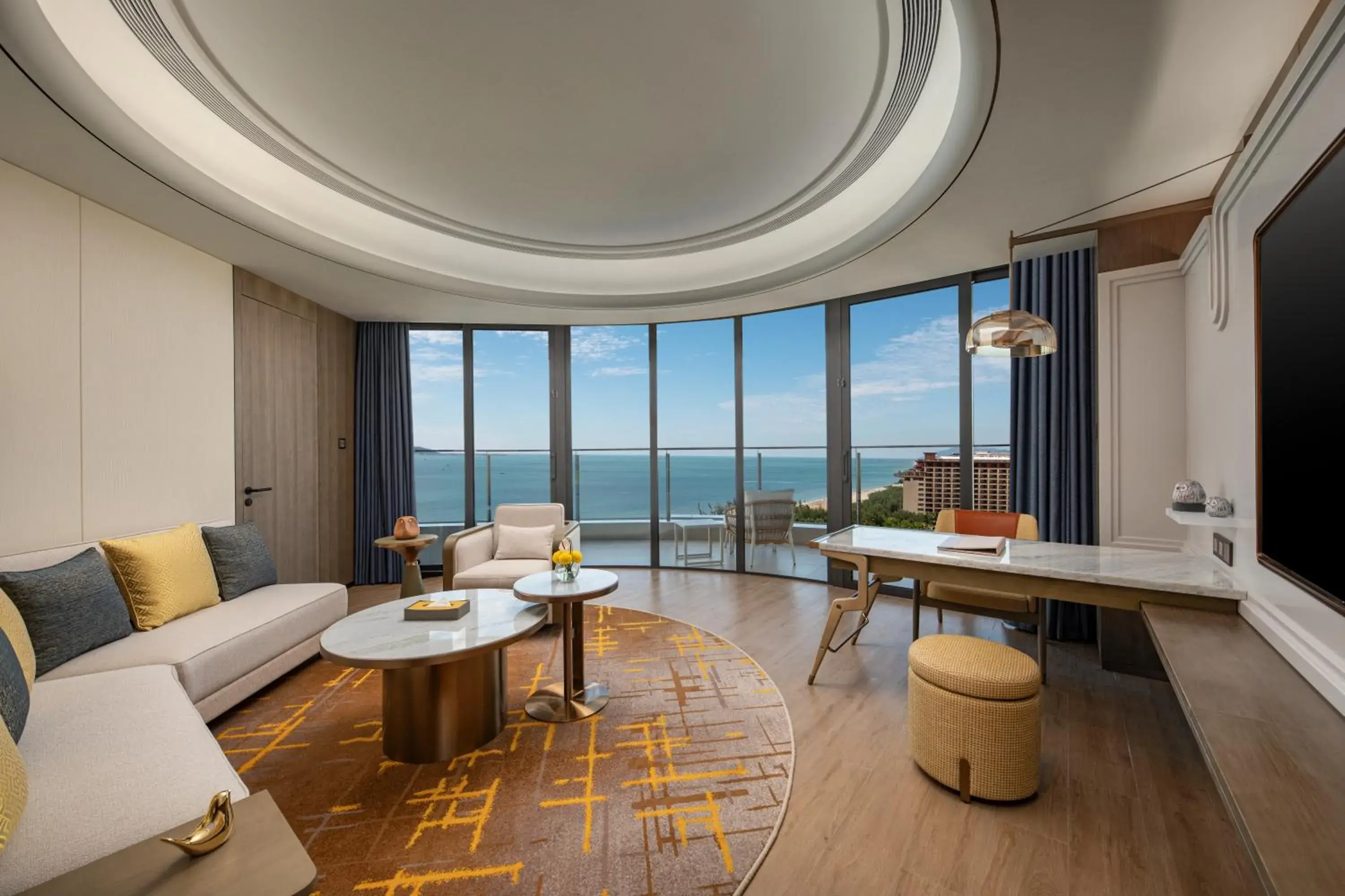 One-Bedroom Suite with Oceanfront and Outdoor Bathtub in voco Sanya Bay by IHG One-Bedroom Suite with Oceanfront and Outdoor Bathtub in voco Sanya Bay by IHG