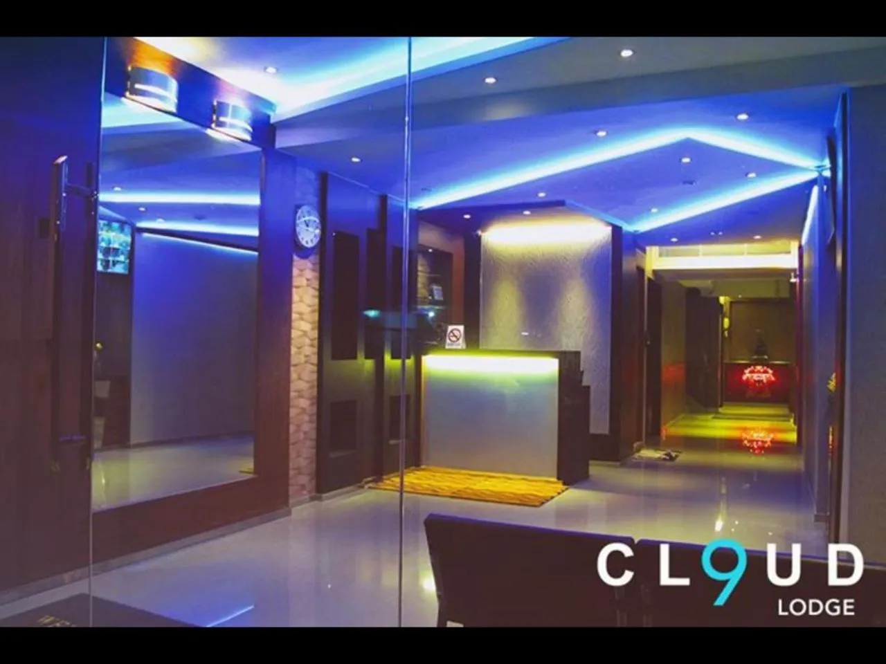 Facade/entrance in Cloud 9 Lodge