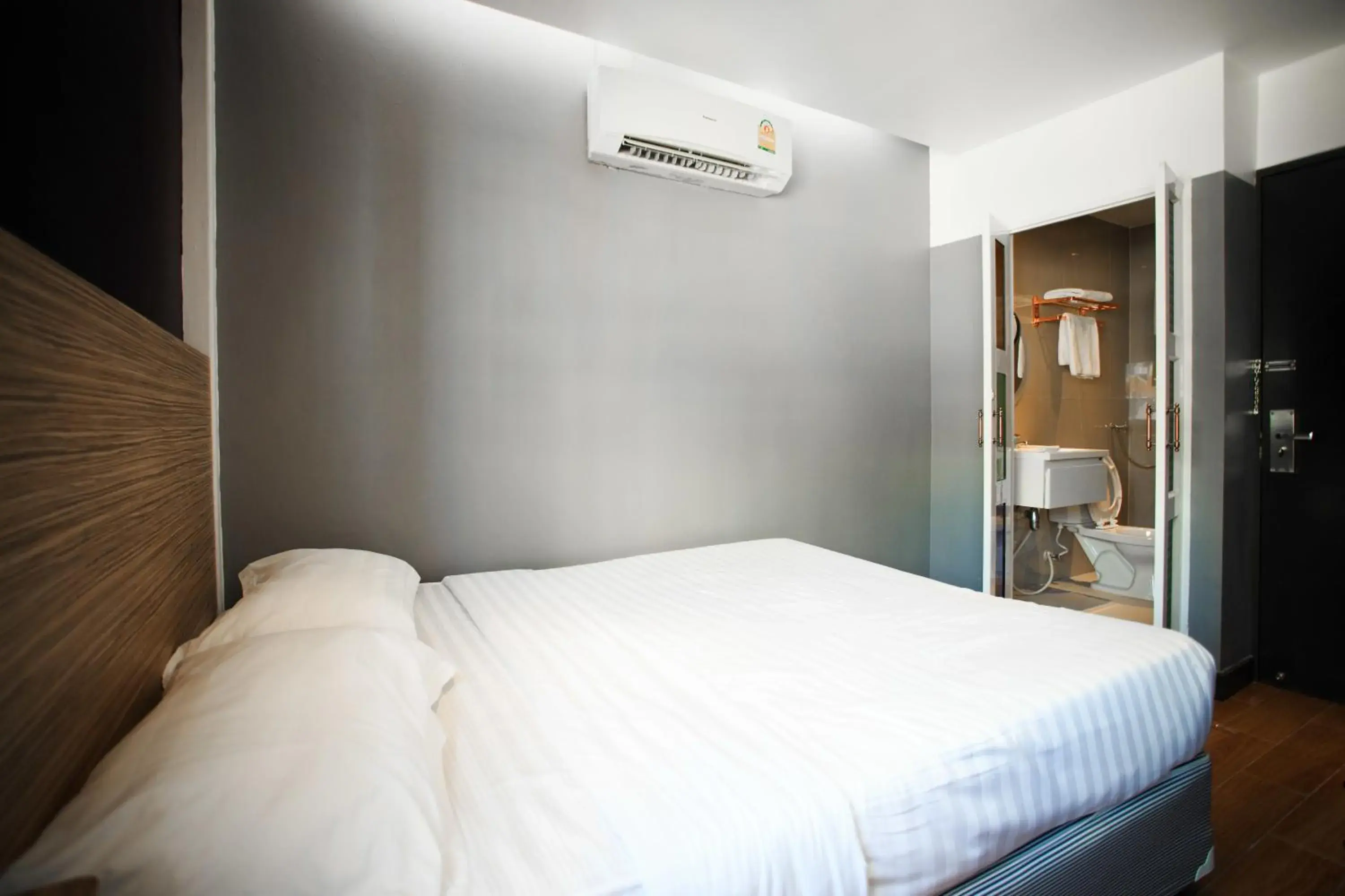 Photo of the whole room, Bed in Cloud 9 Lodge Photo of the whole room, Bed in Cloud 9 Lodge