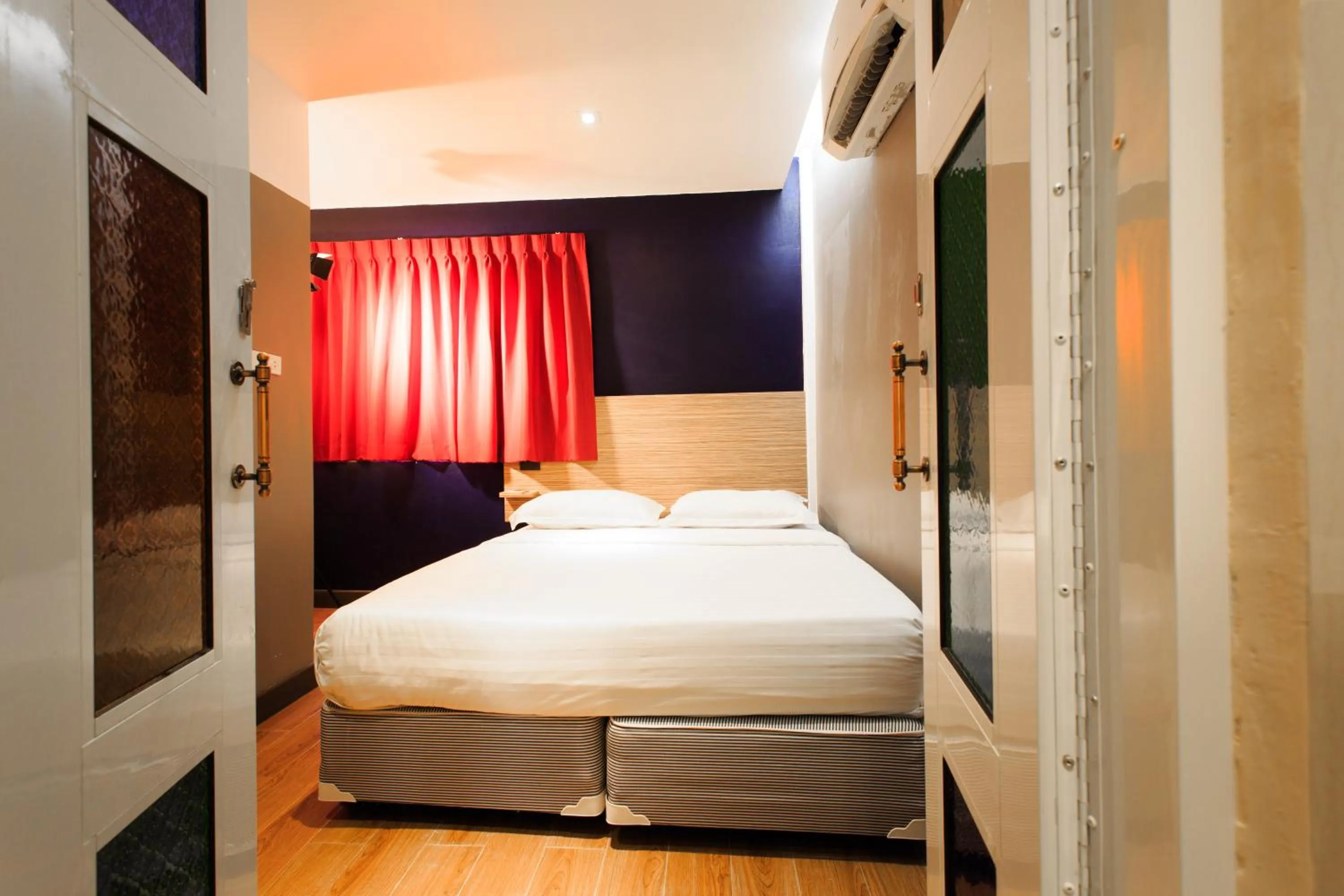 Photo of the whole room, Bed in Cloud 9 Lodge