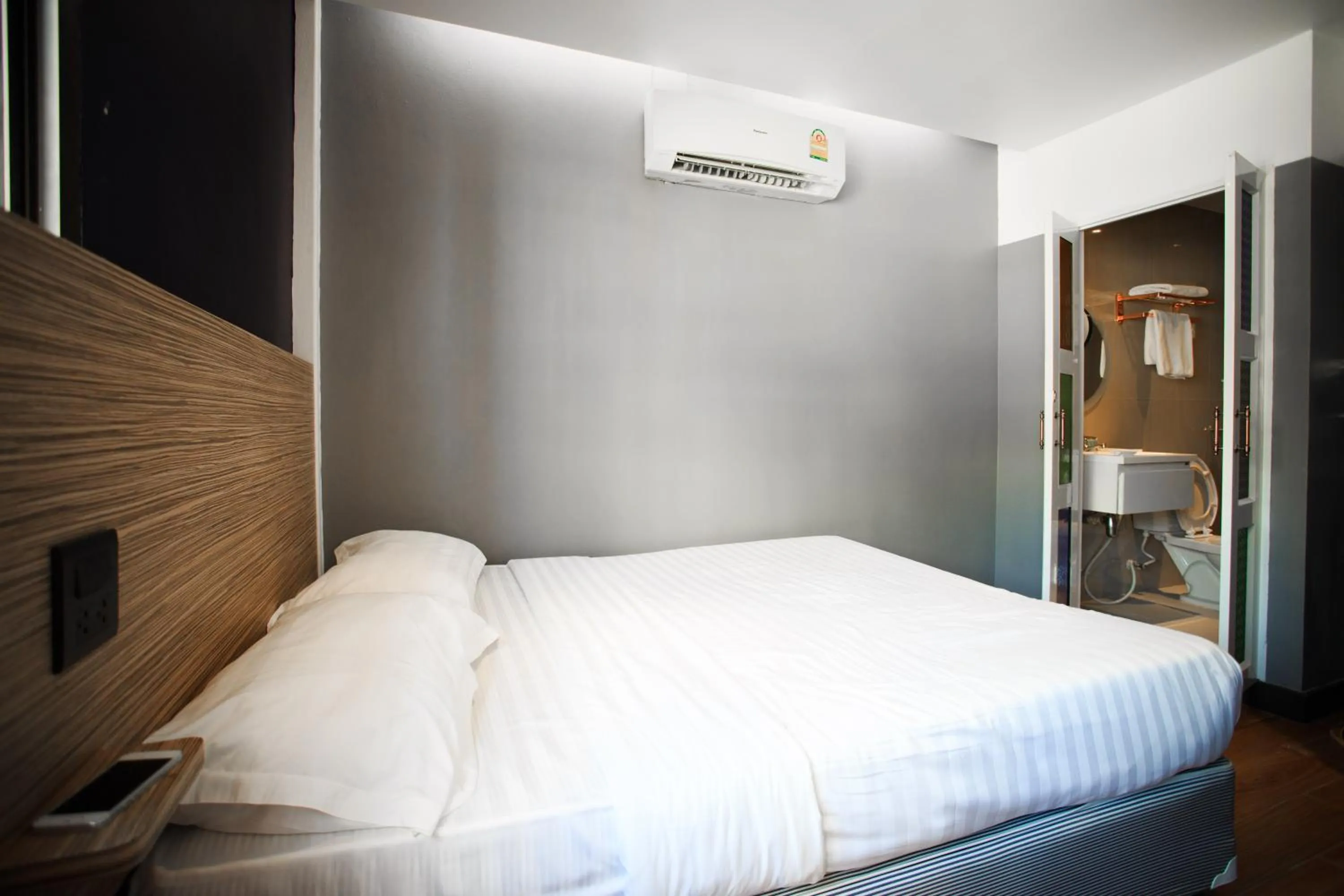 Photo of the whole room, Bed in Cloud 9 Lodge