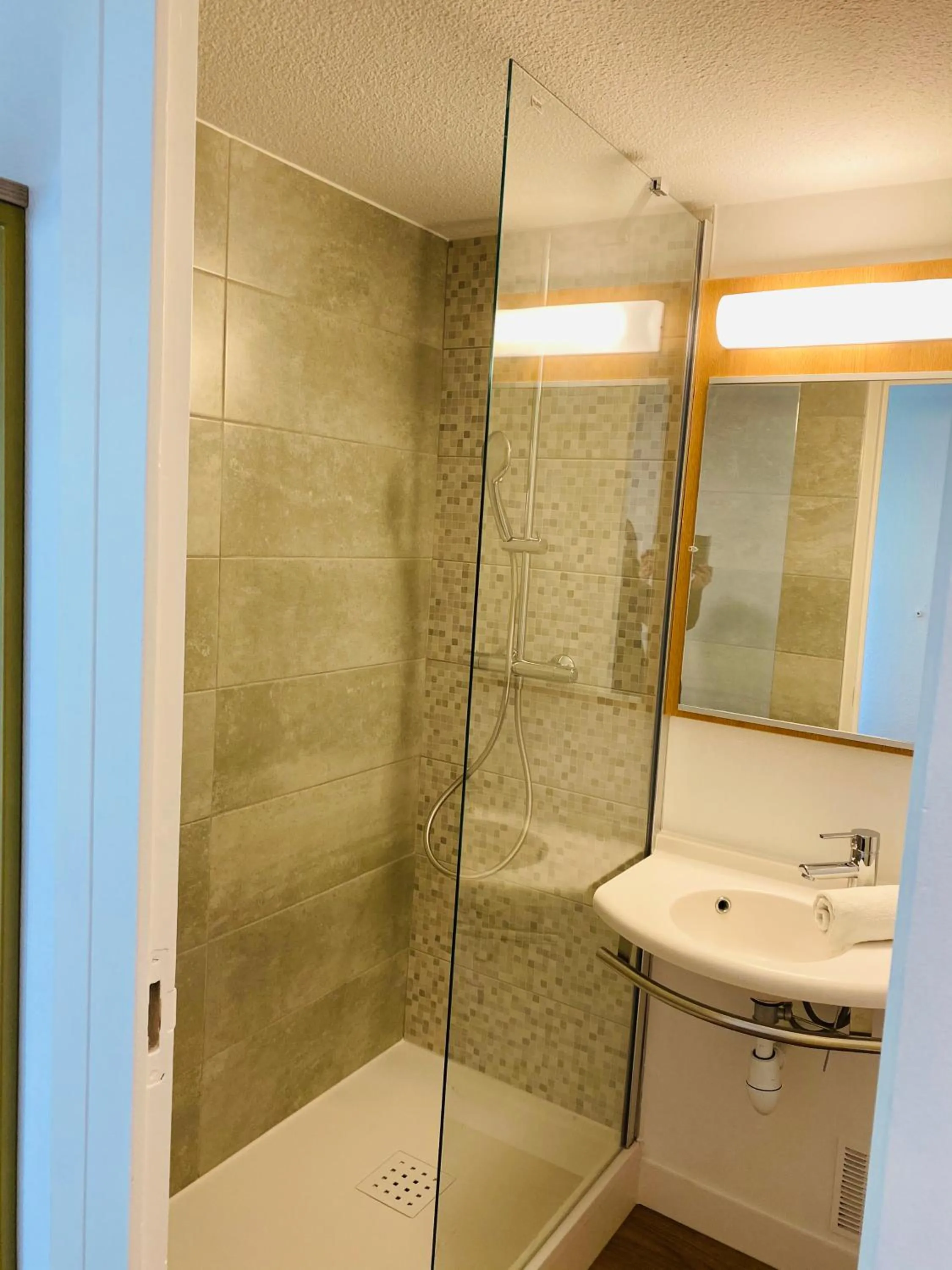 Bathroom in Kyriad Direct Chalon Sur Saone Nord