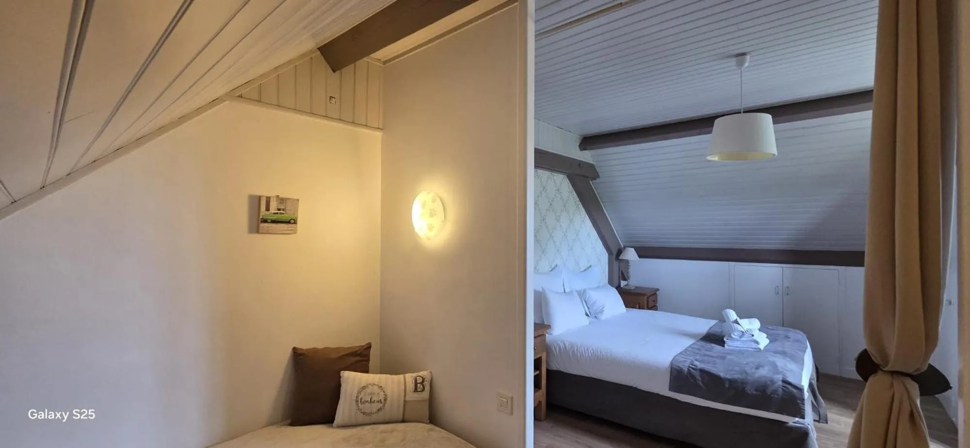 Bed in Logis Auberges des Aulnettes