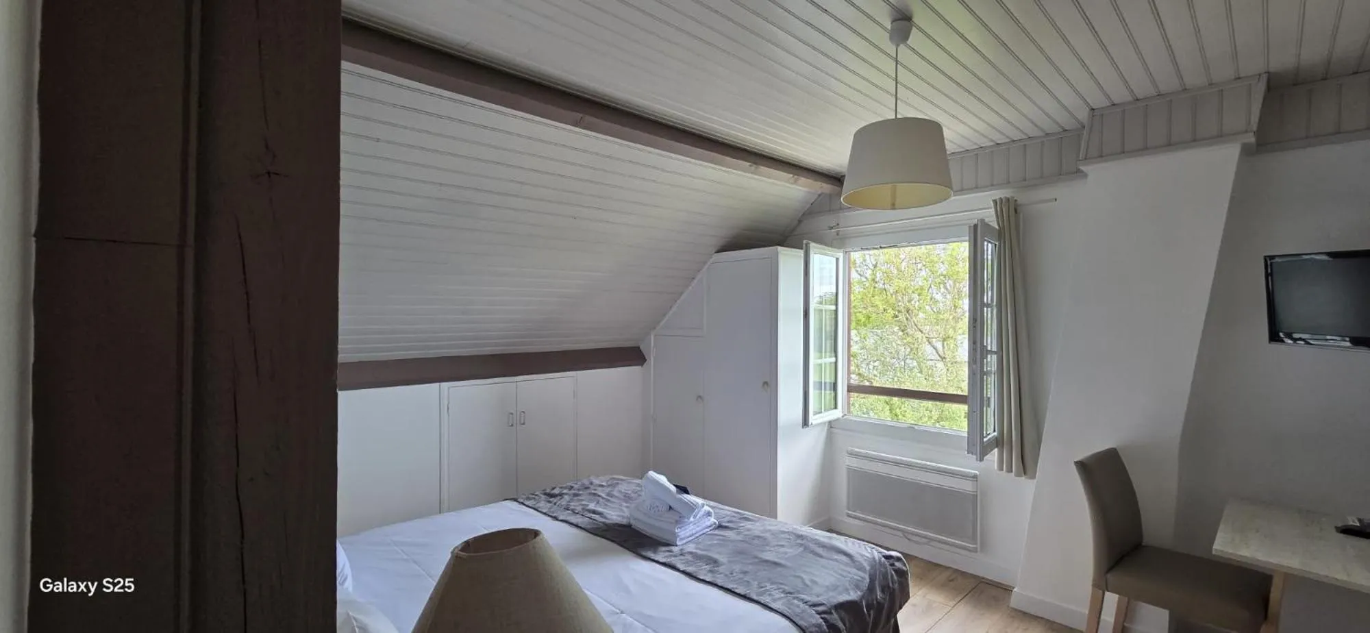 Bed in Logis Auberges des Aulnettes