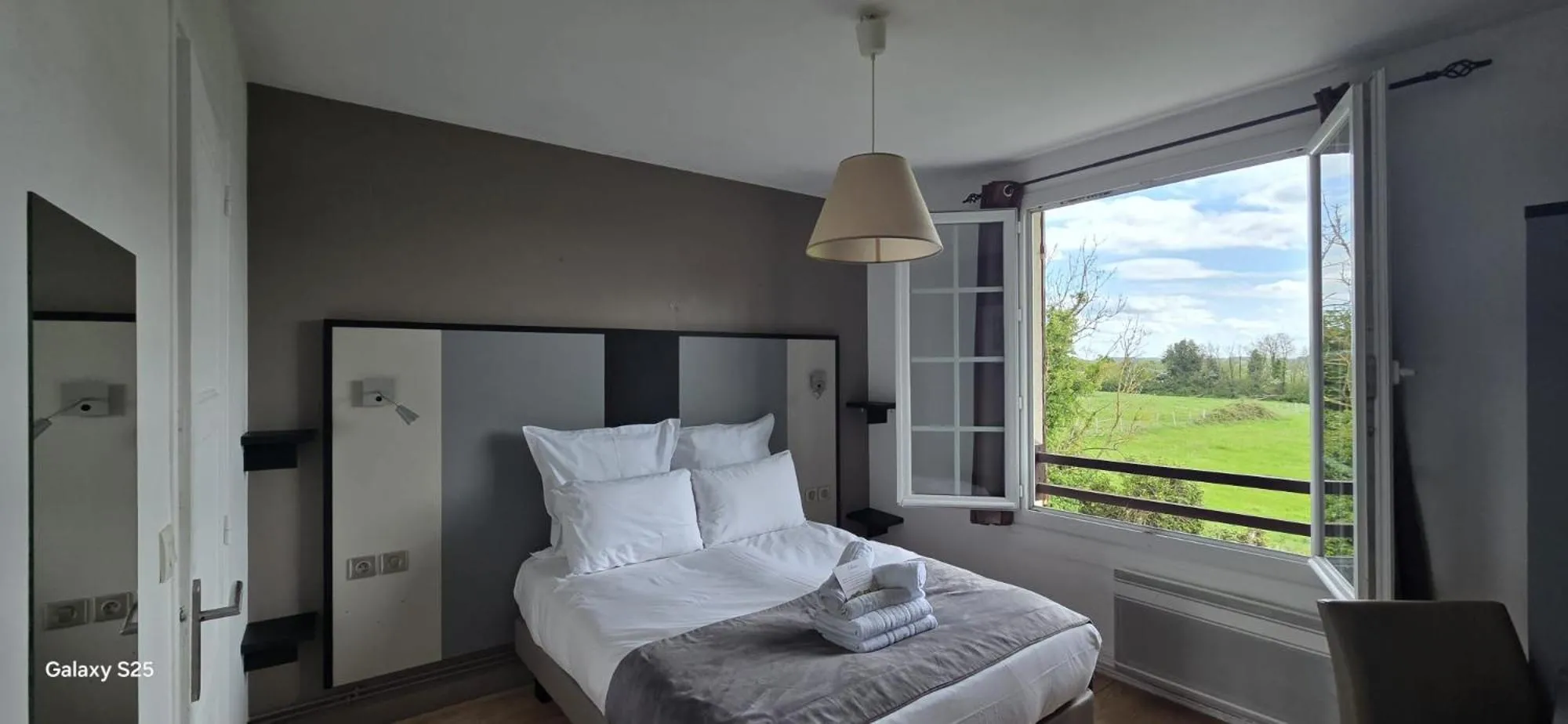 Bed in Logis Auberges des Aulnettes