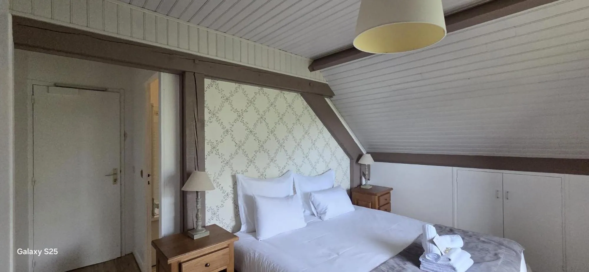 Bed in Logis Auberges des Aulnettes
