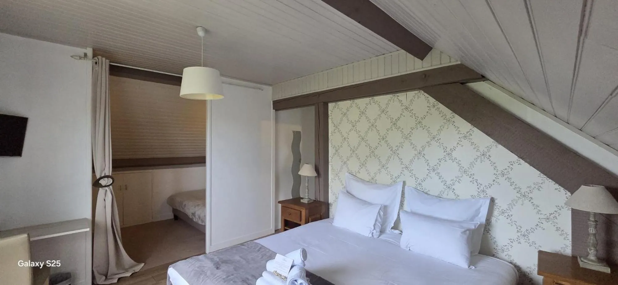Bed in Logis Auberges des Aulnettes