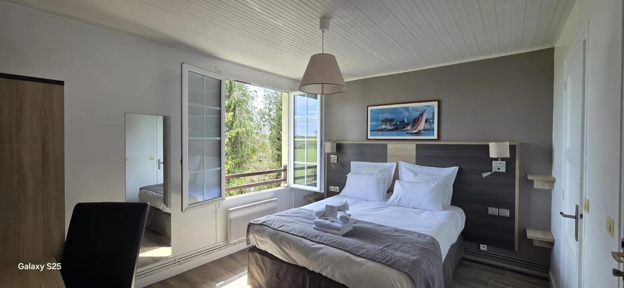 Bed in Logis Auberges des Aulnettes