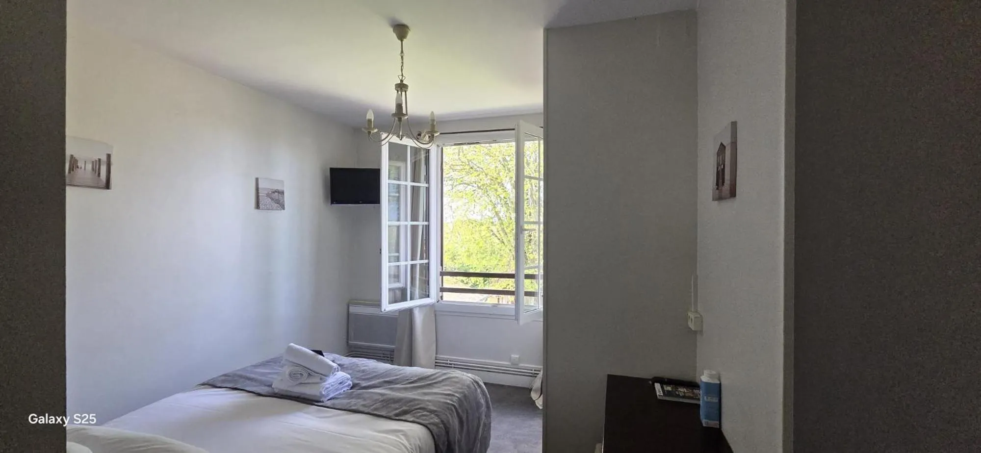 Bed in Logis Auberges des Aulnettes