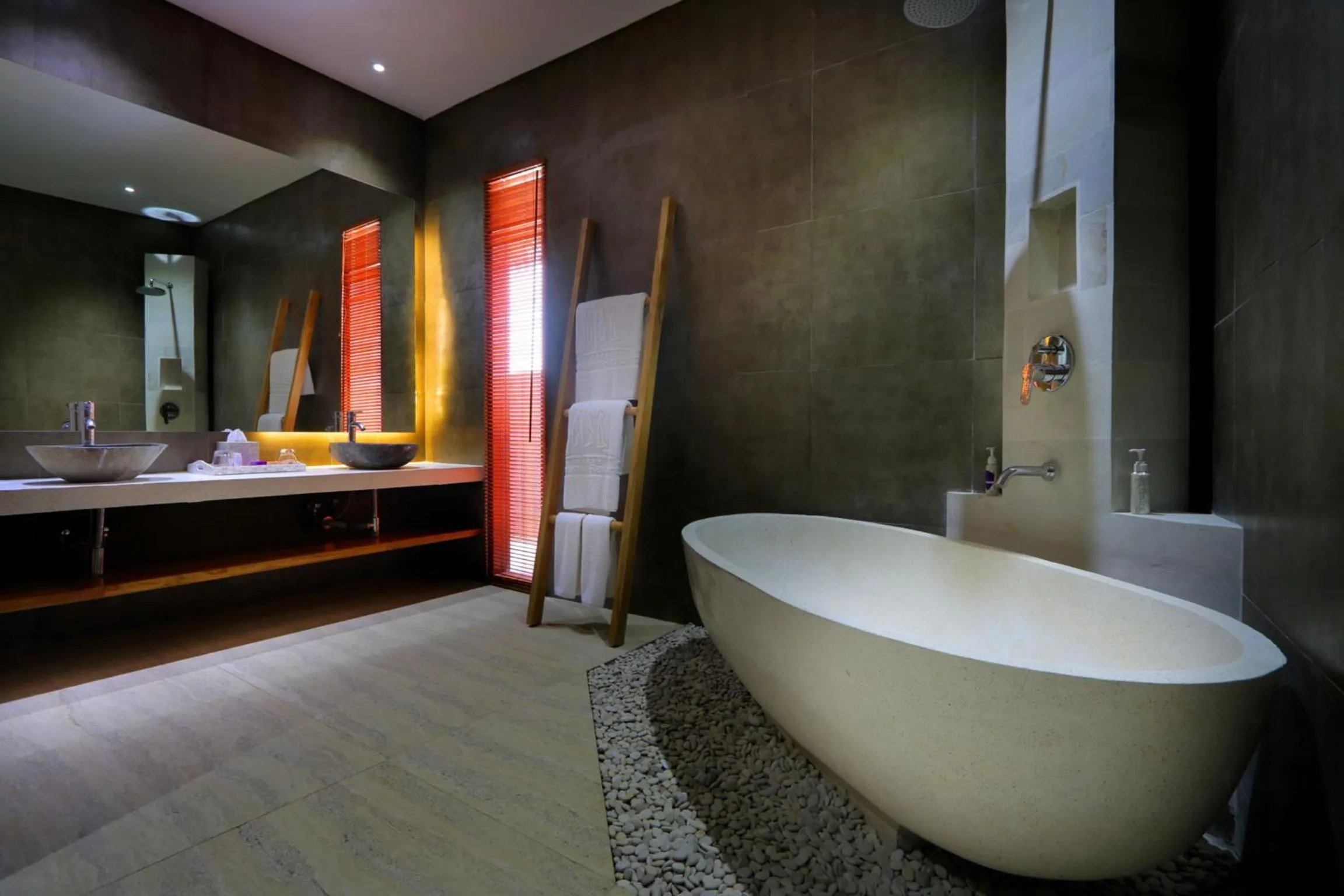 Shower in Anema Wellness & Resort Gili Lombok - Diving Center PADI