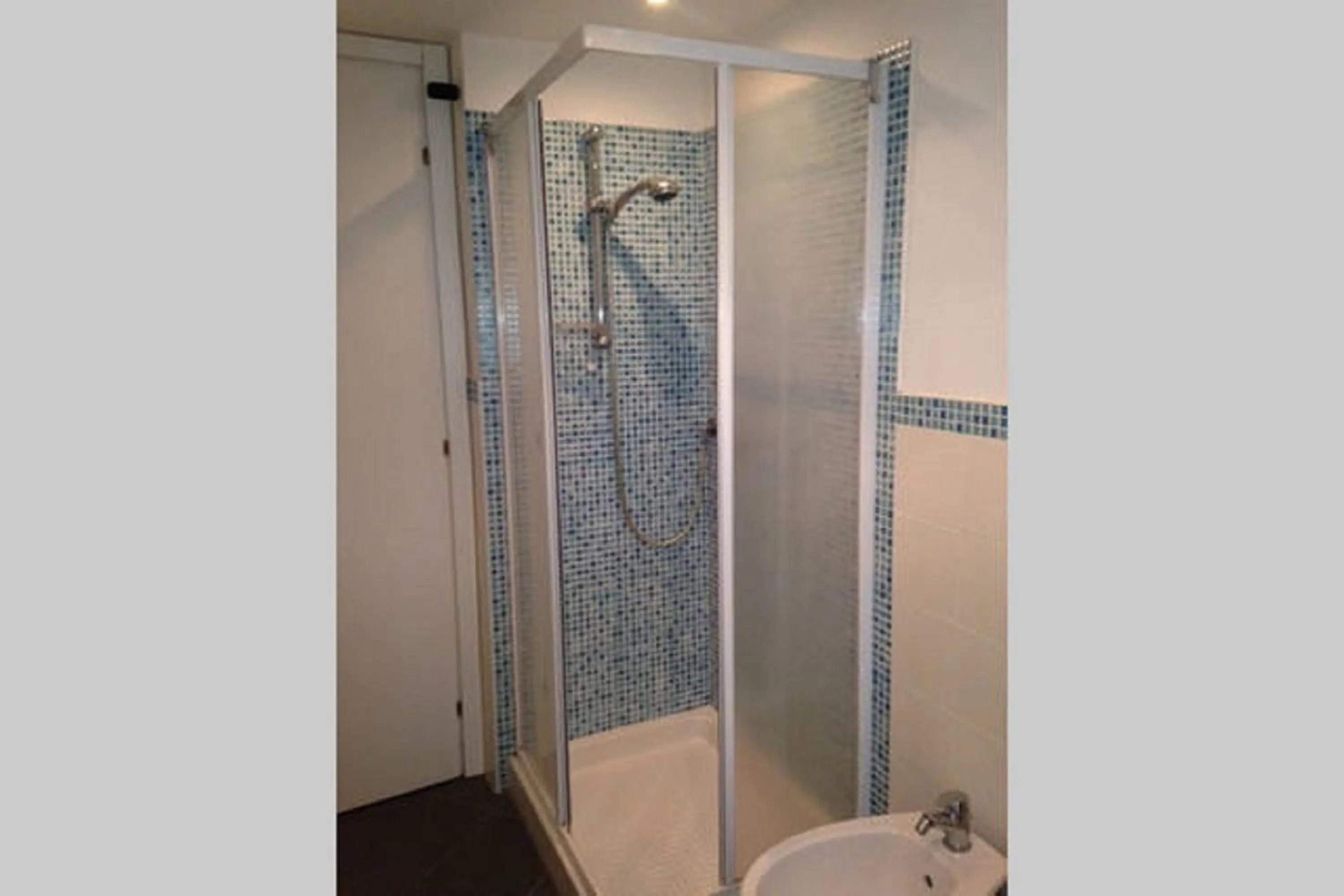 Shower in Varazze Apartment
