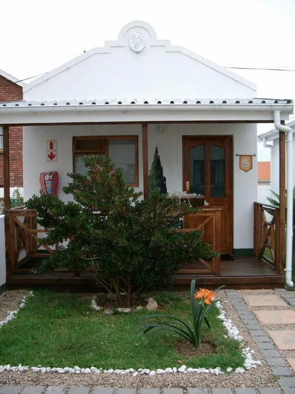 Facade/entrance in Alpine Inn