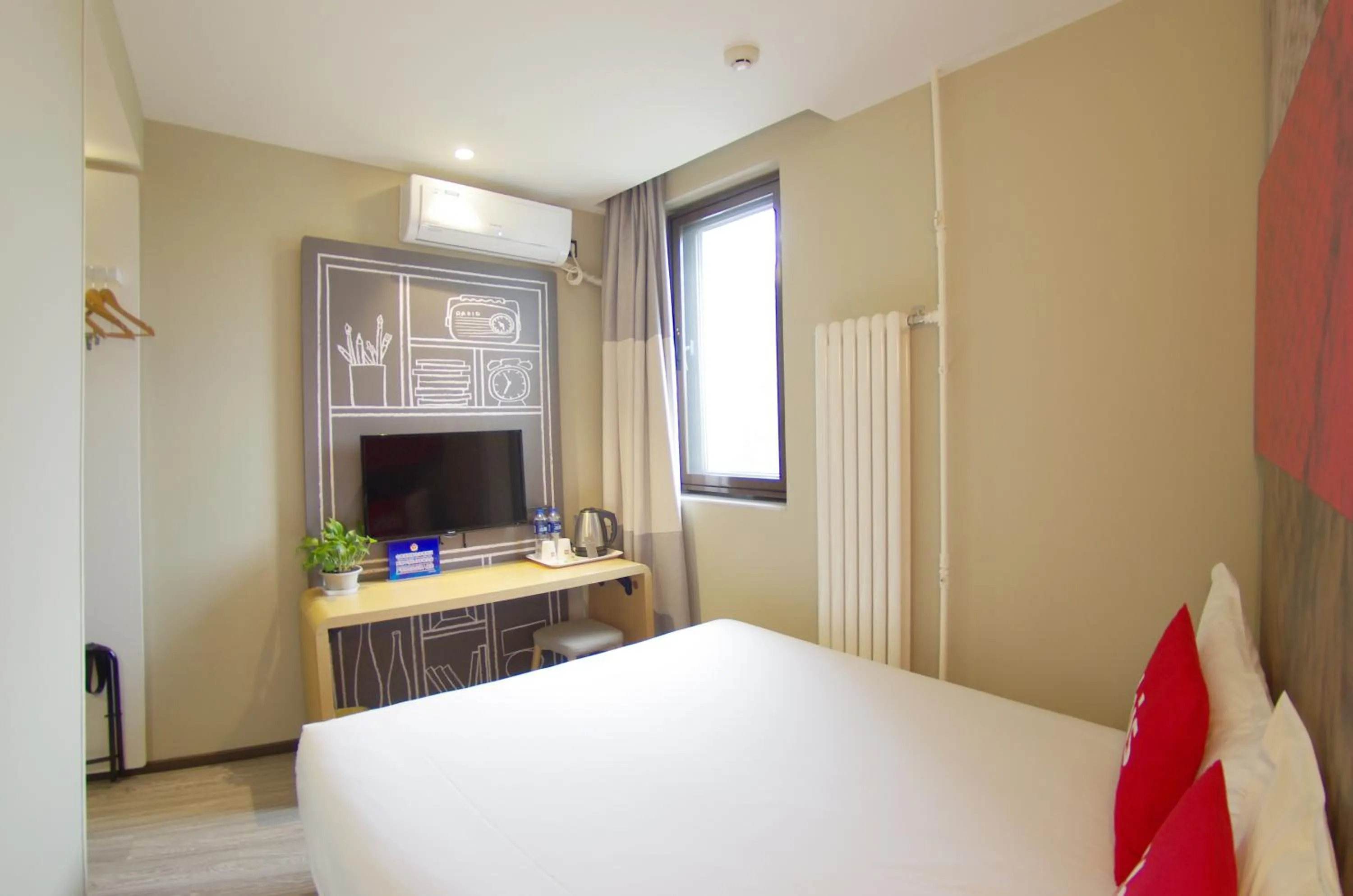 bunk bed, TV/Entertainment Center in ibis Beijing Tiantandongmen Metro Station Hotel