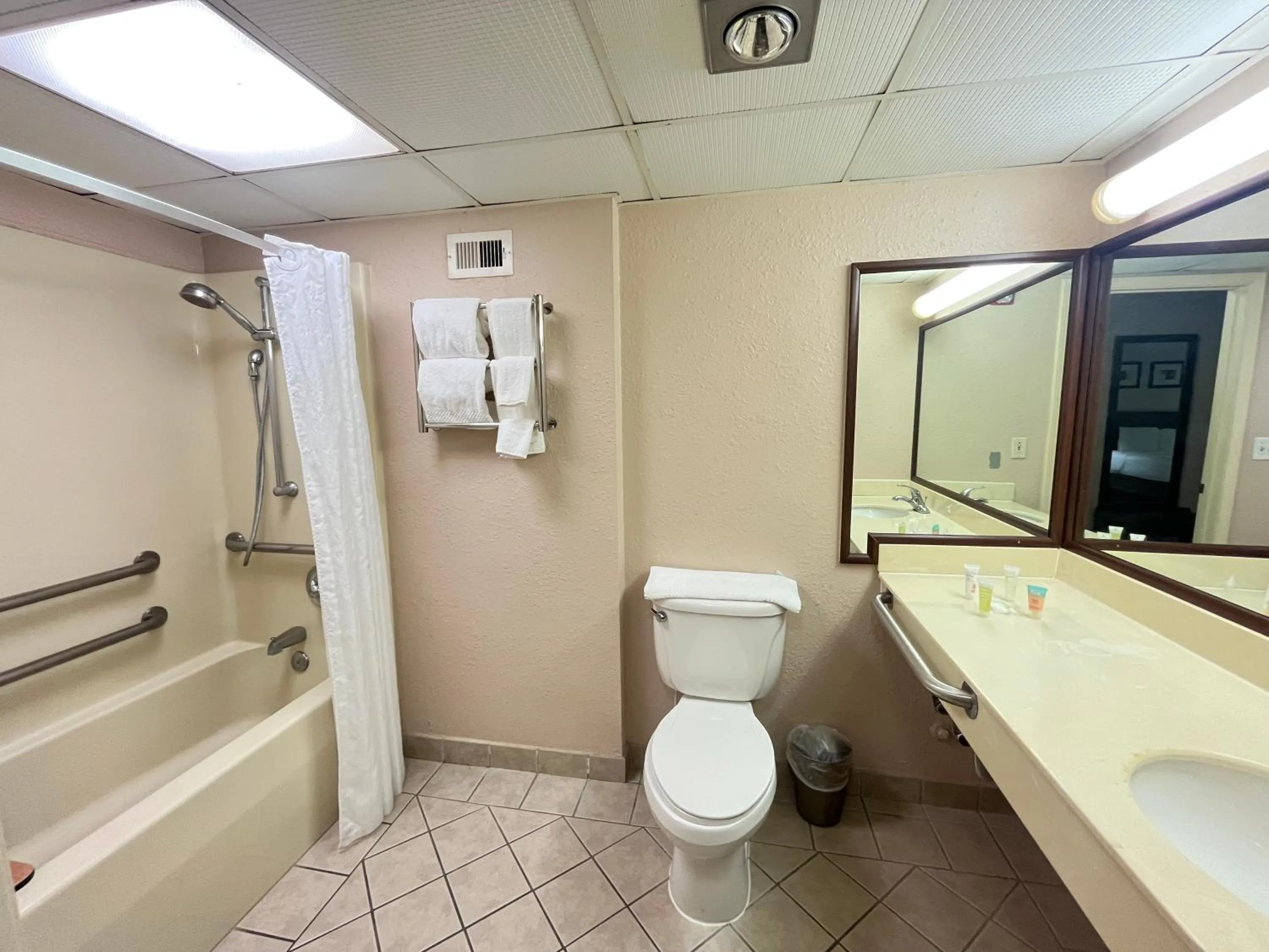 Deluxe King Suite in Derby Hotel & Suites