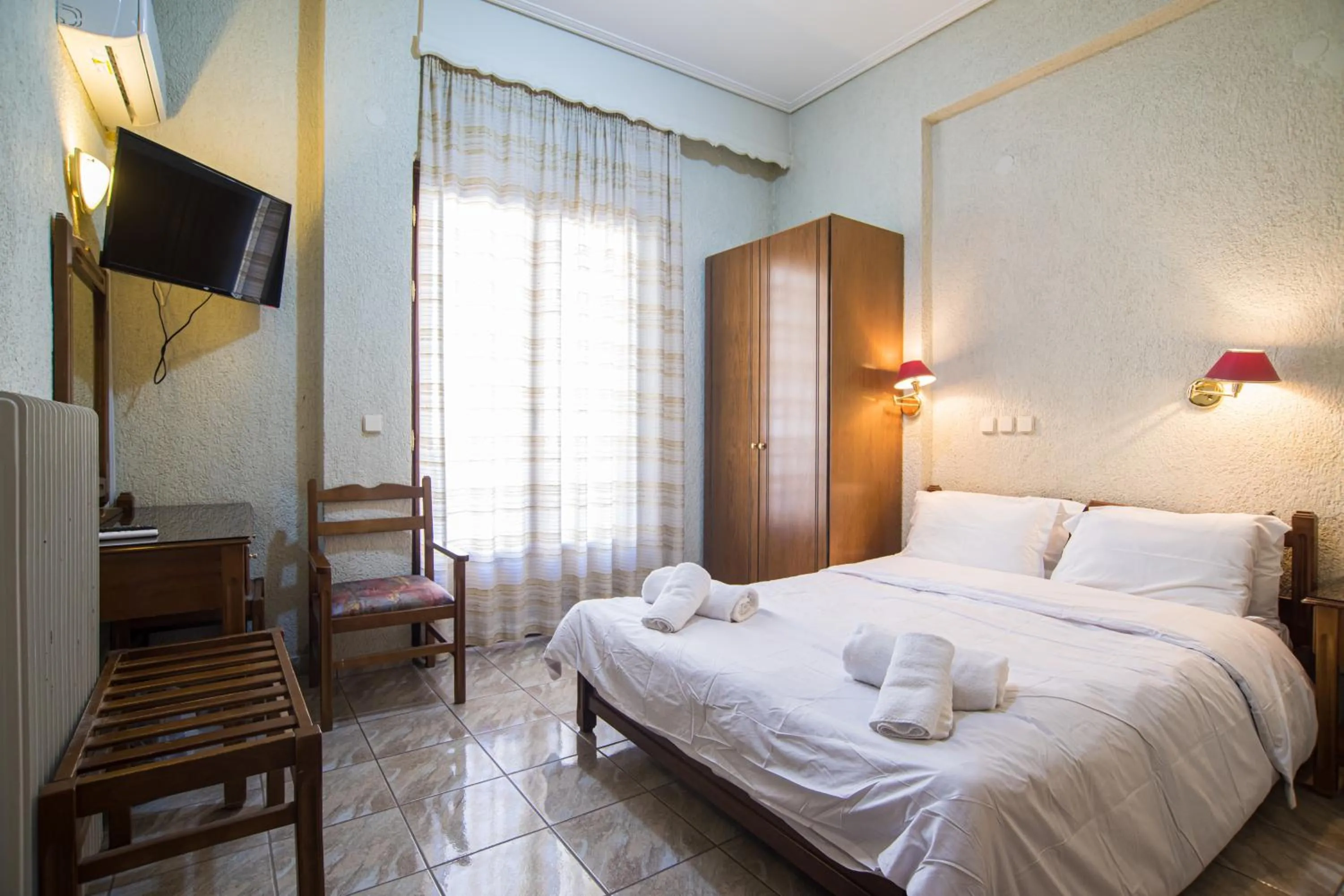 Photo of the whole room, Bed in Hotel Villa Apollonia Delphi