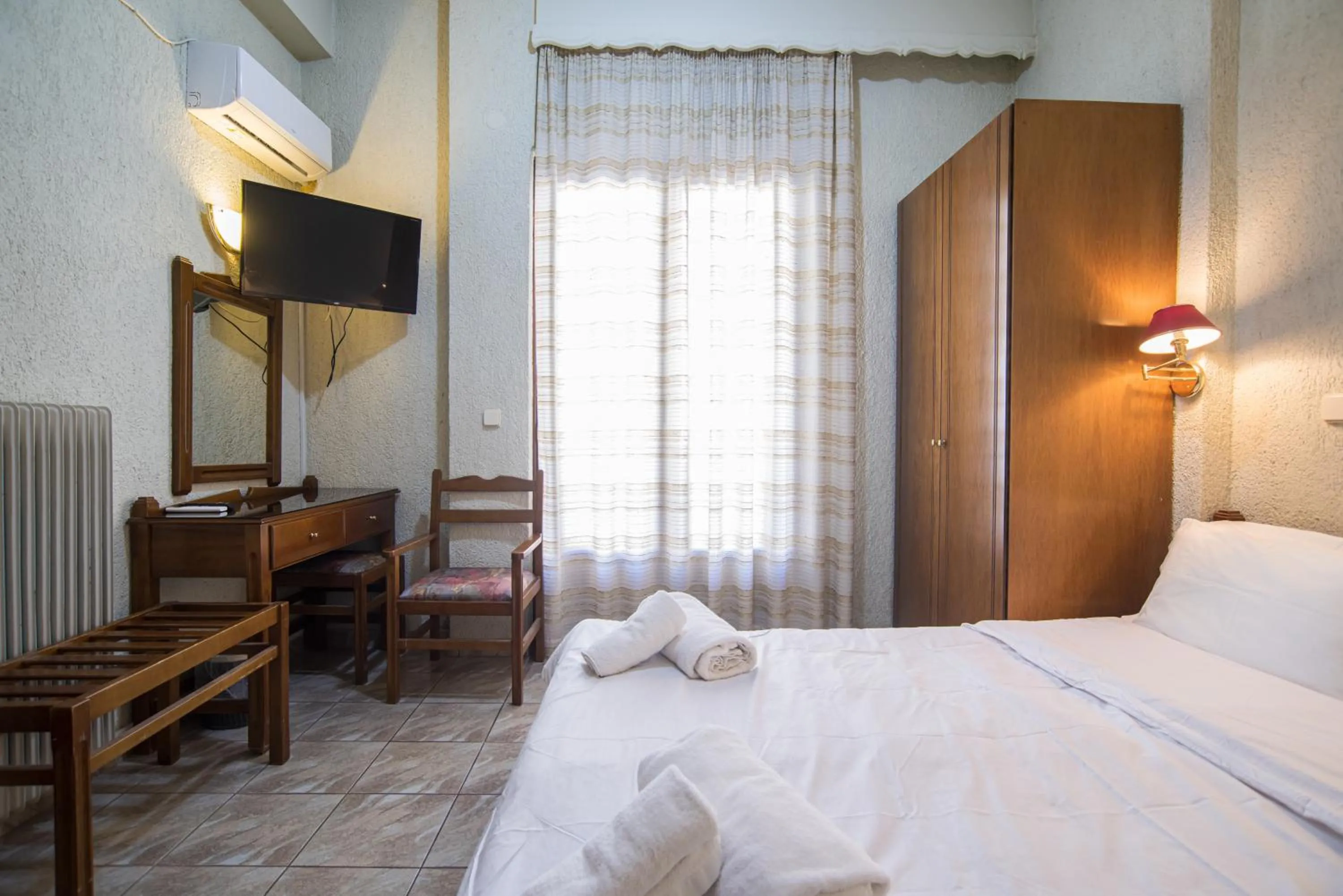 Photo of the whole room, Bed in Hotel Villa Apollonia Delphi