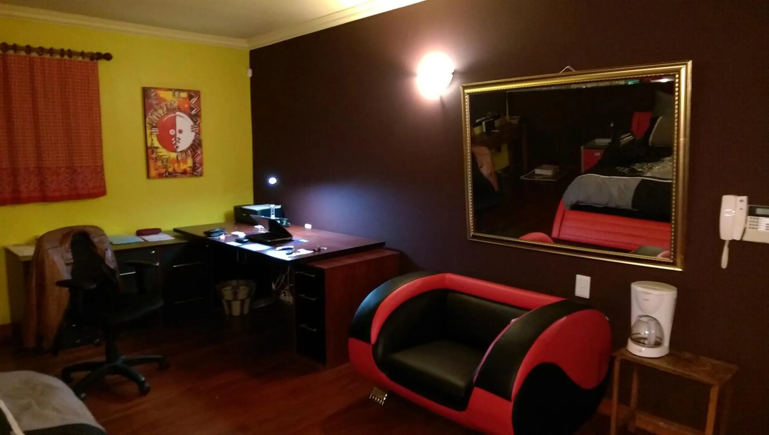 Honeymoon Suite/Executive Suite in Red Square Home