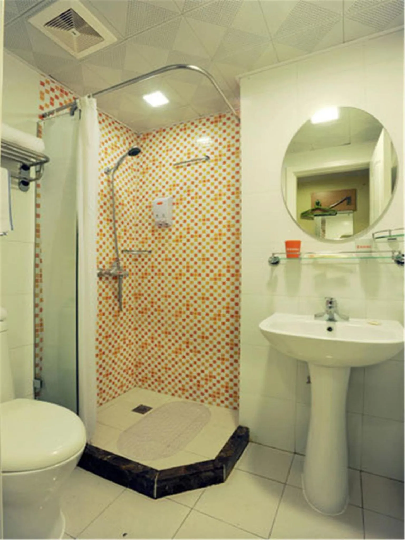 Bathroom in Home Inn Tianjin Weidi Avenue Culture Centre