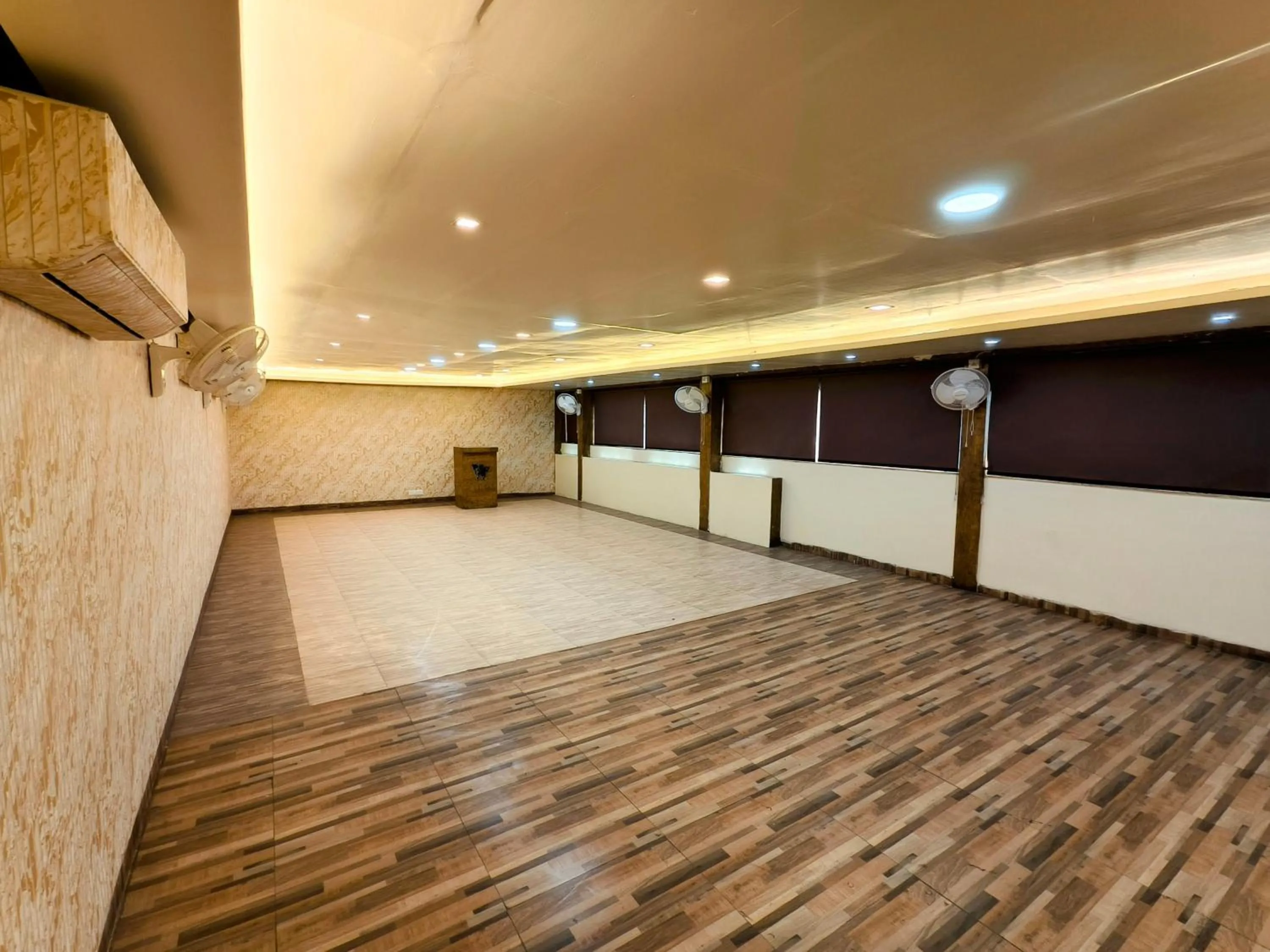 Restaurant/places to eat in Hotel Wardhman