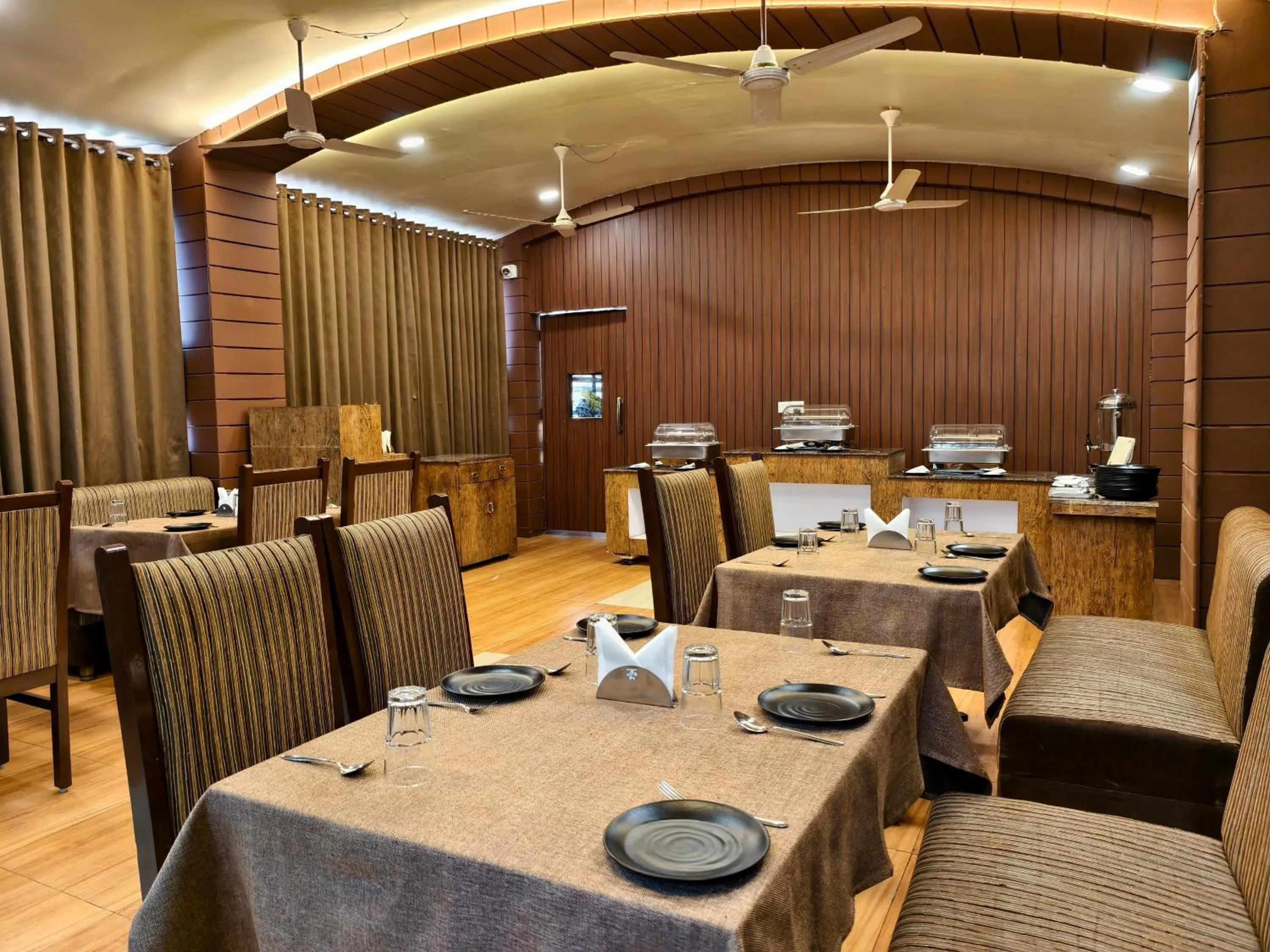 Restaurant/places to eat in Hotel Wardhman