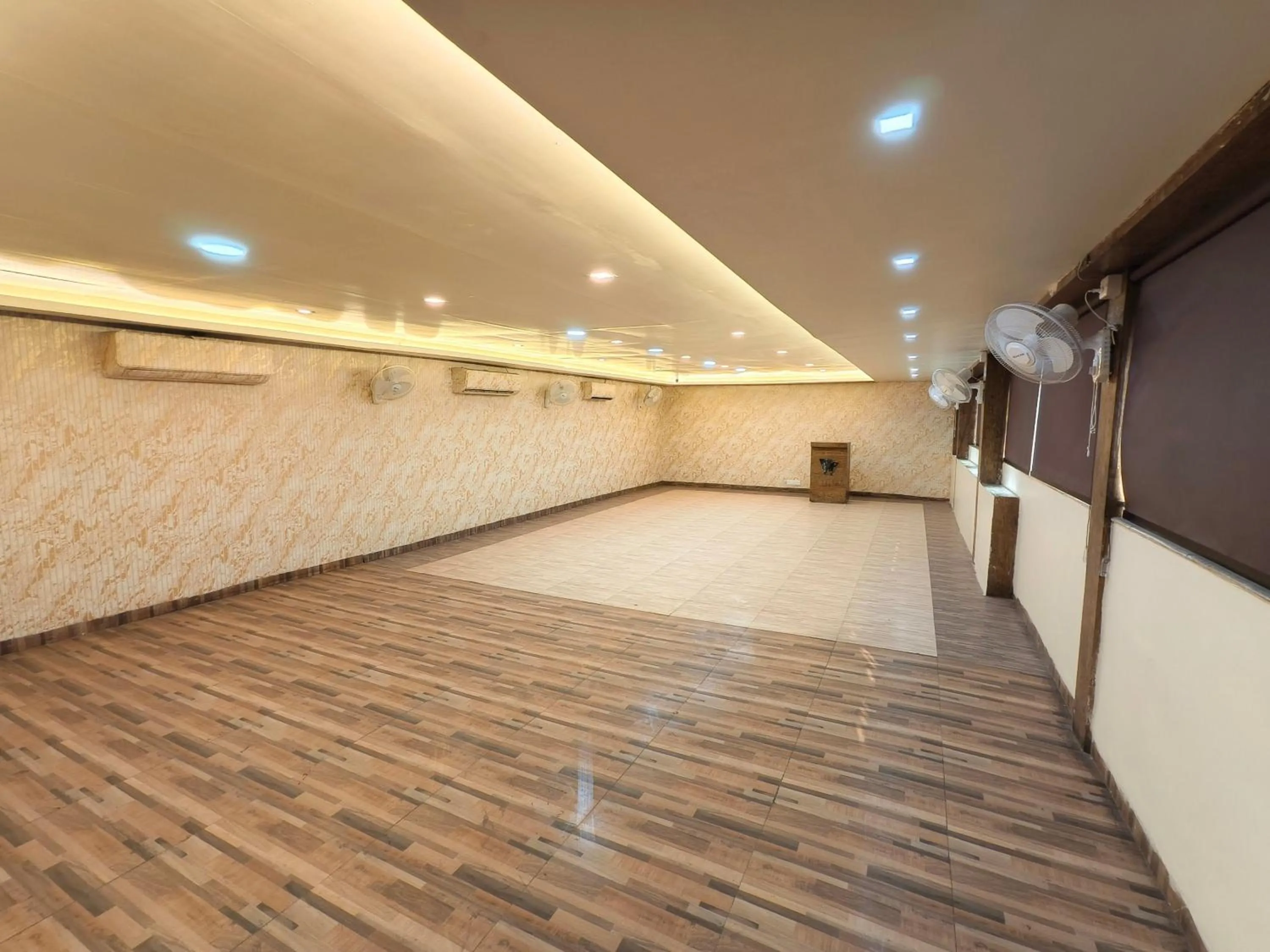 Restaurant/places to eat in Hotel Wardhman