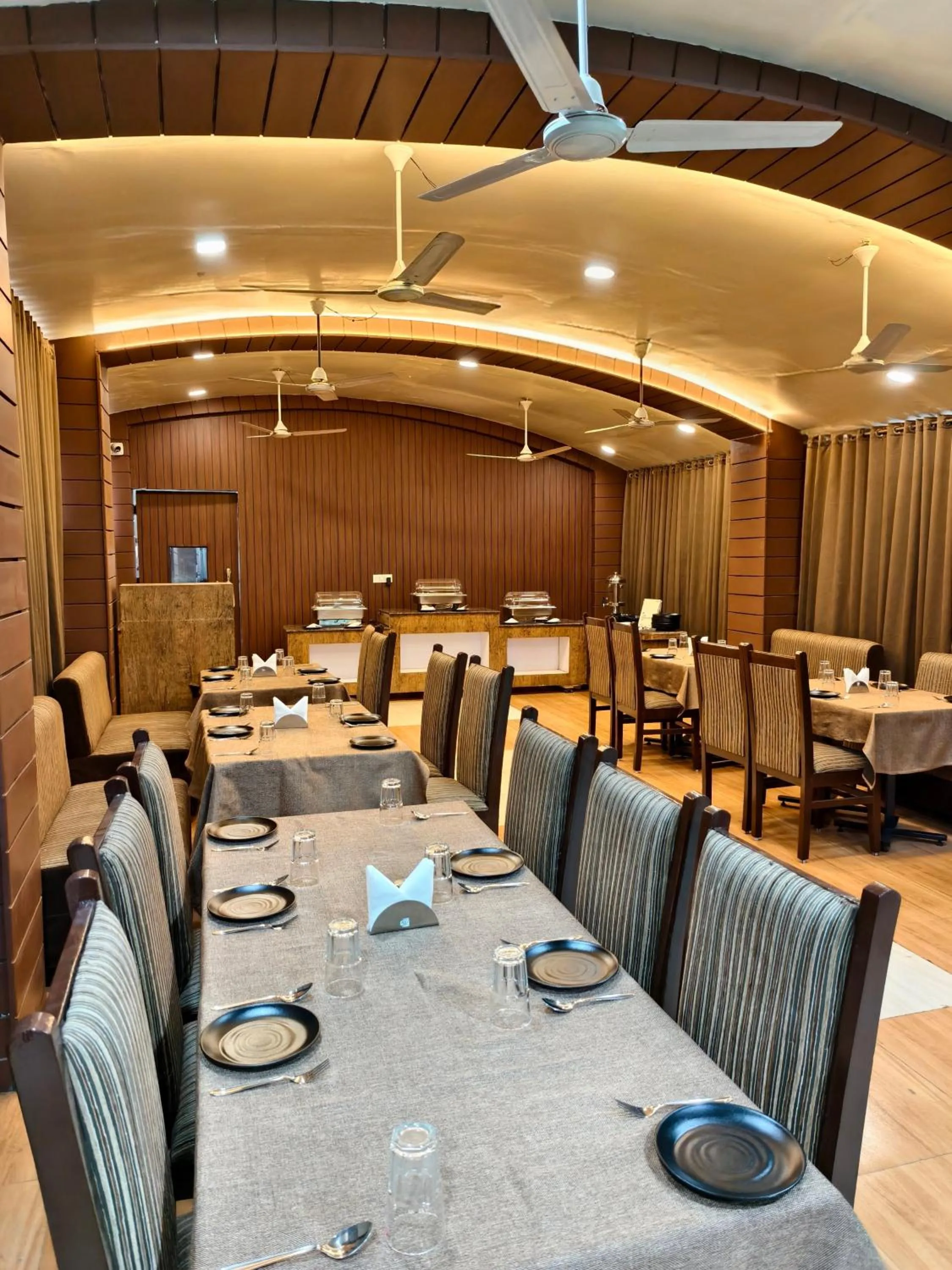 Restaurant/places to eat in Hotel Wardhman