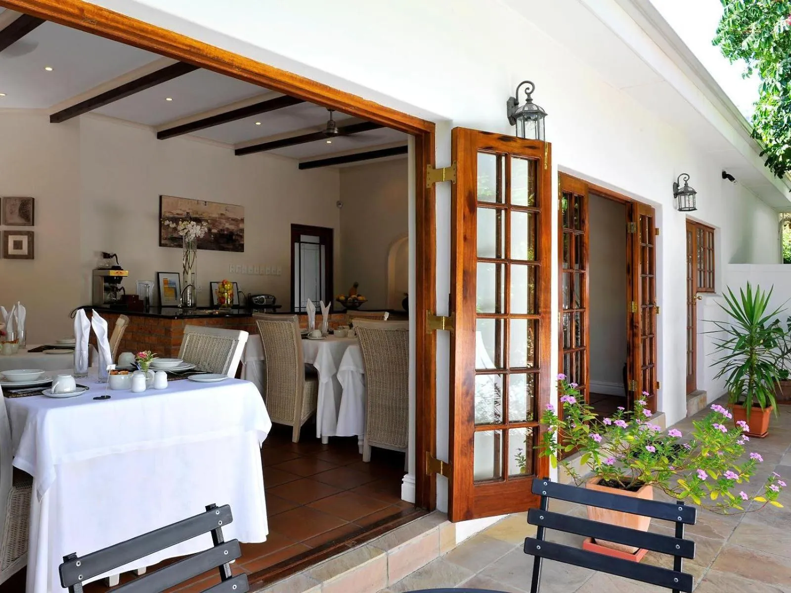 Dining area in Gable Manor by Neighbourgood