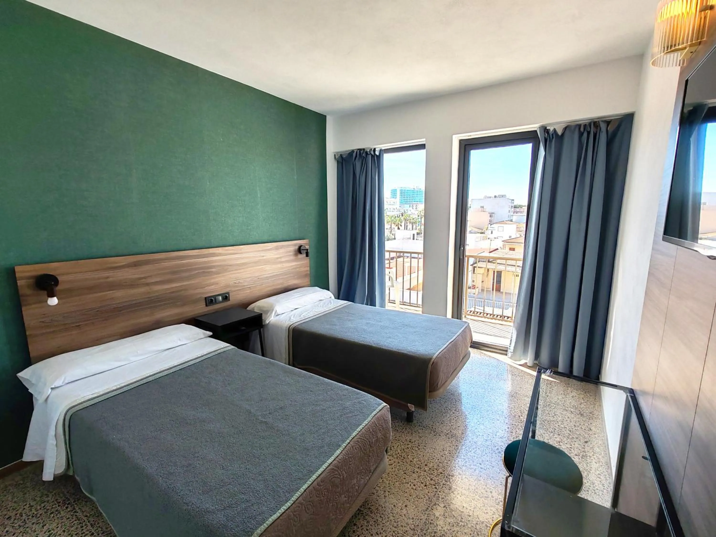 Twin Room with City View in Hotel OCTOPUS
