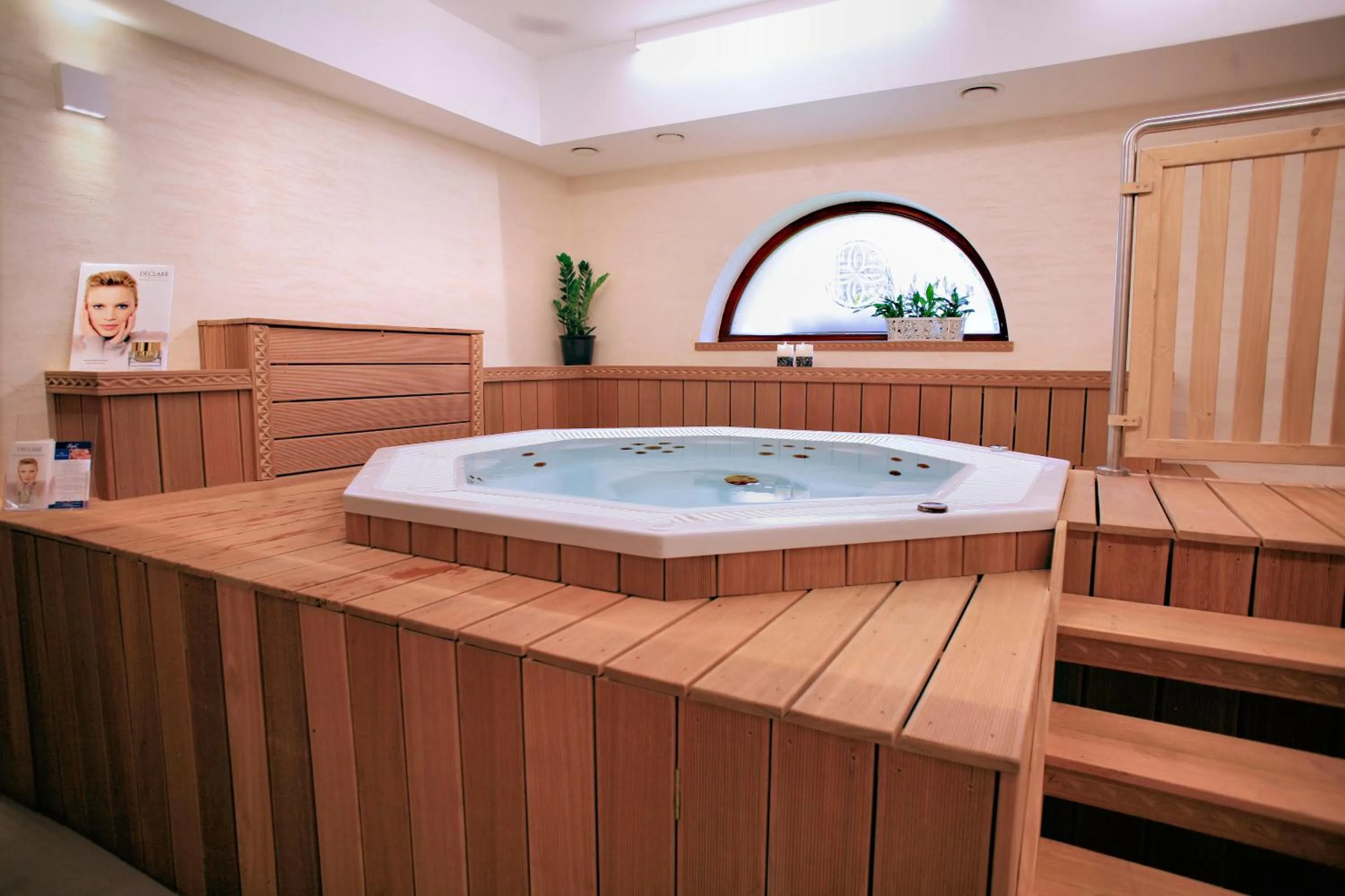 Hot Tub in Hotel Logos