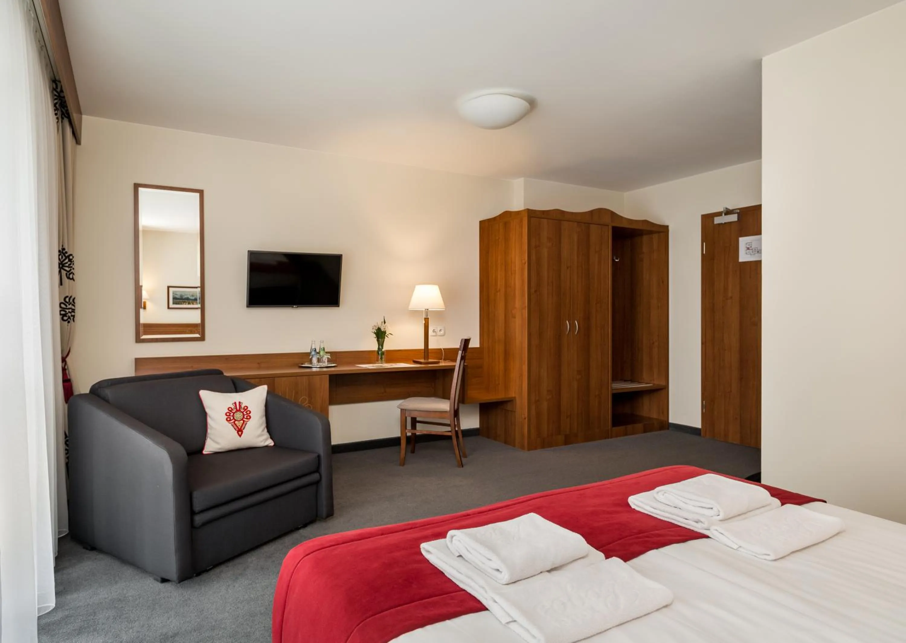 Photo of the whole room, Bed in Hotel Logos