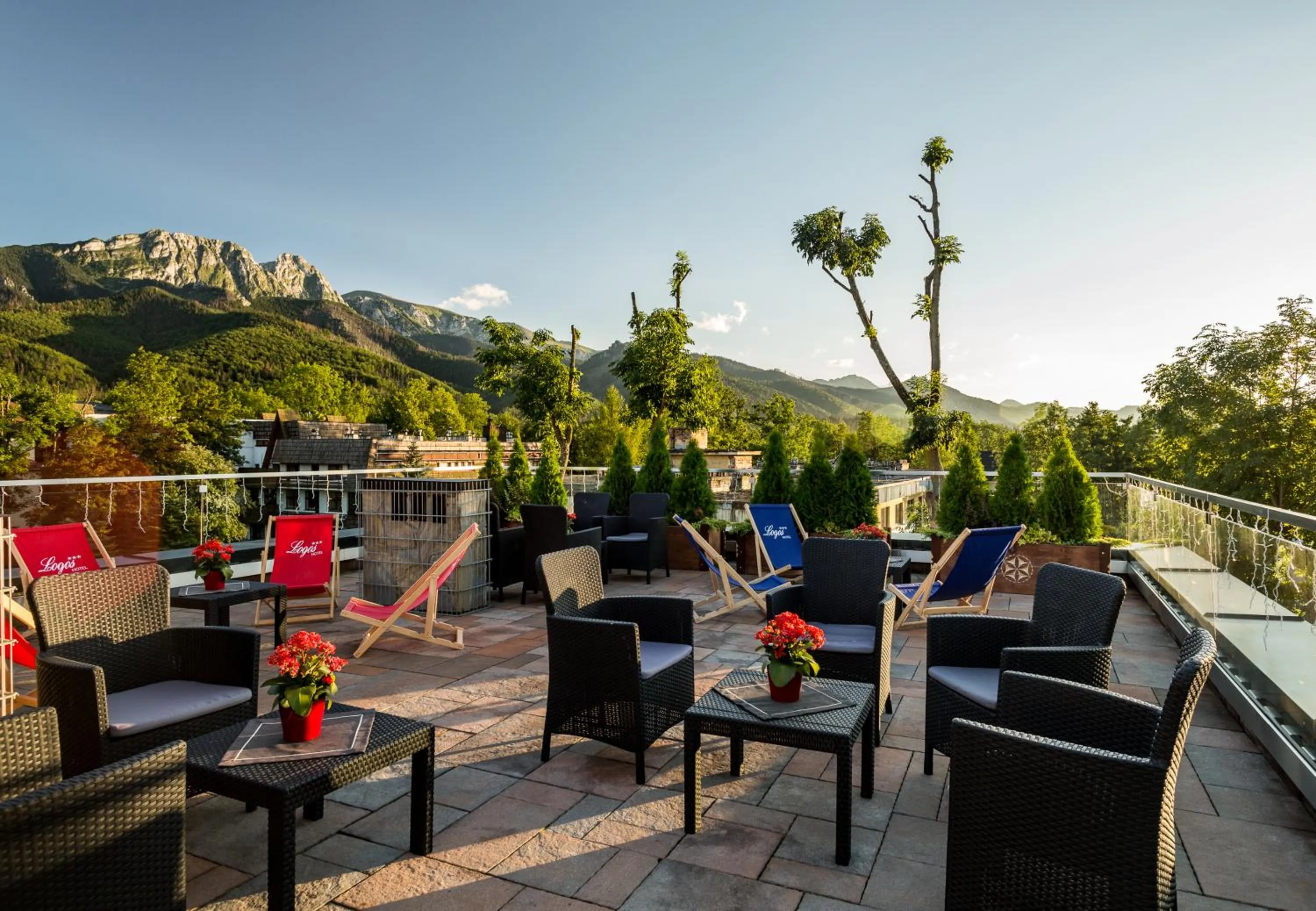 Restaurant/places to eat in Hotel Logos