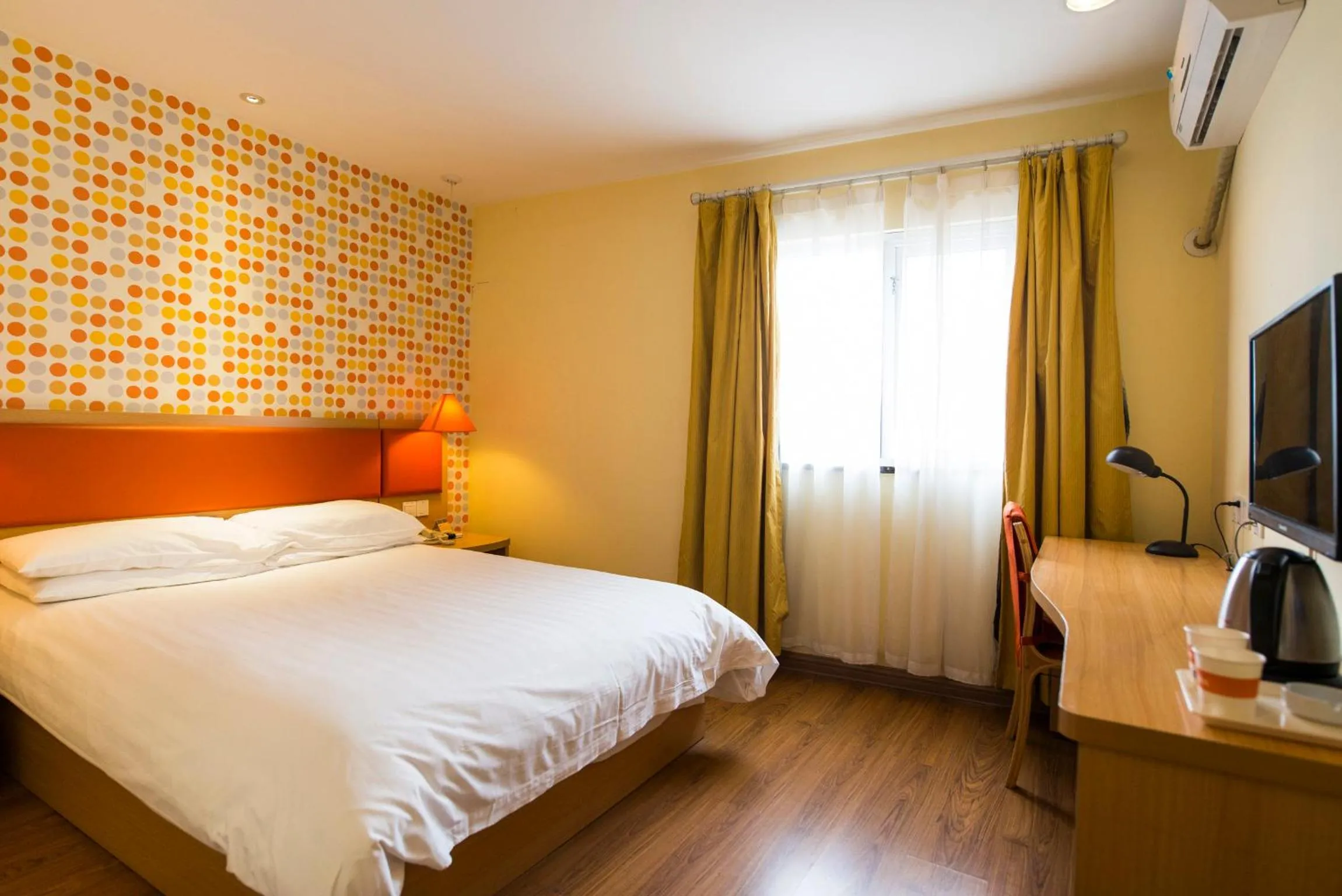 Photo of the whole room, Bed in Home Inn Shijiazhuang Railway Station West Square South Zhonghua Street