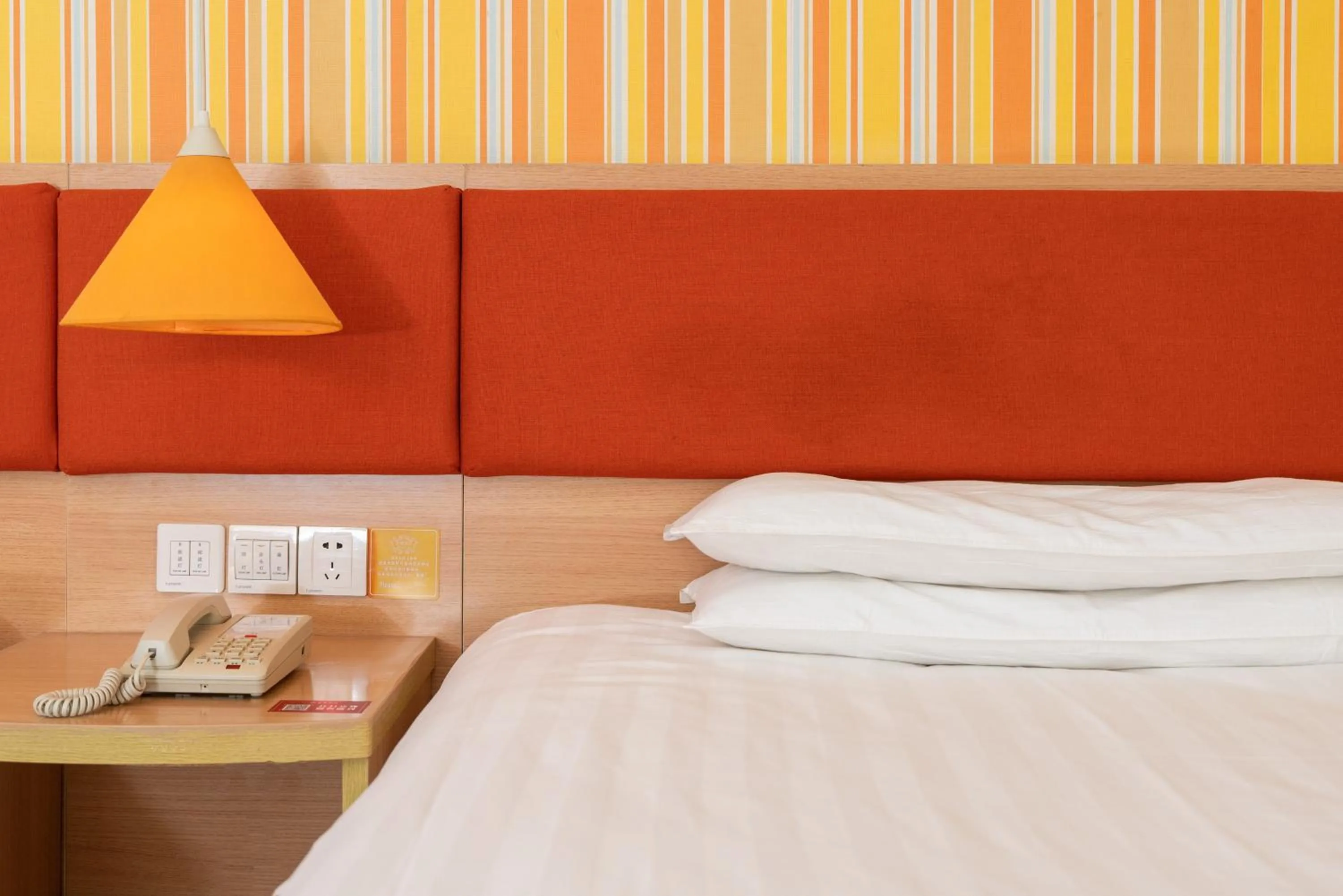 Bed in Home Inn Dalian North Railway Station