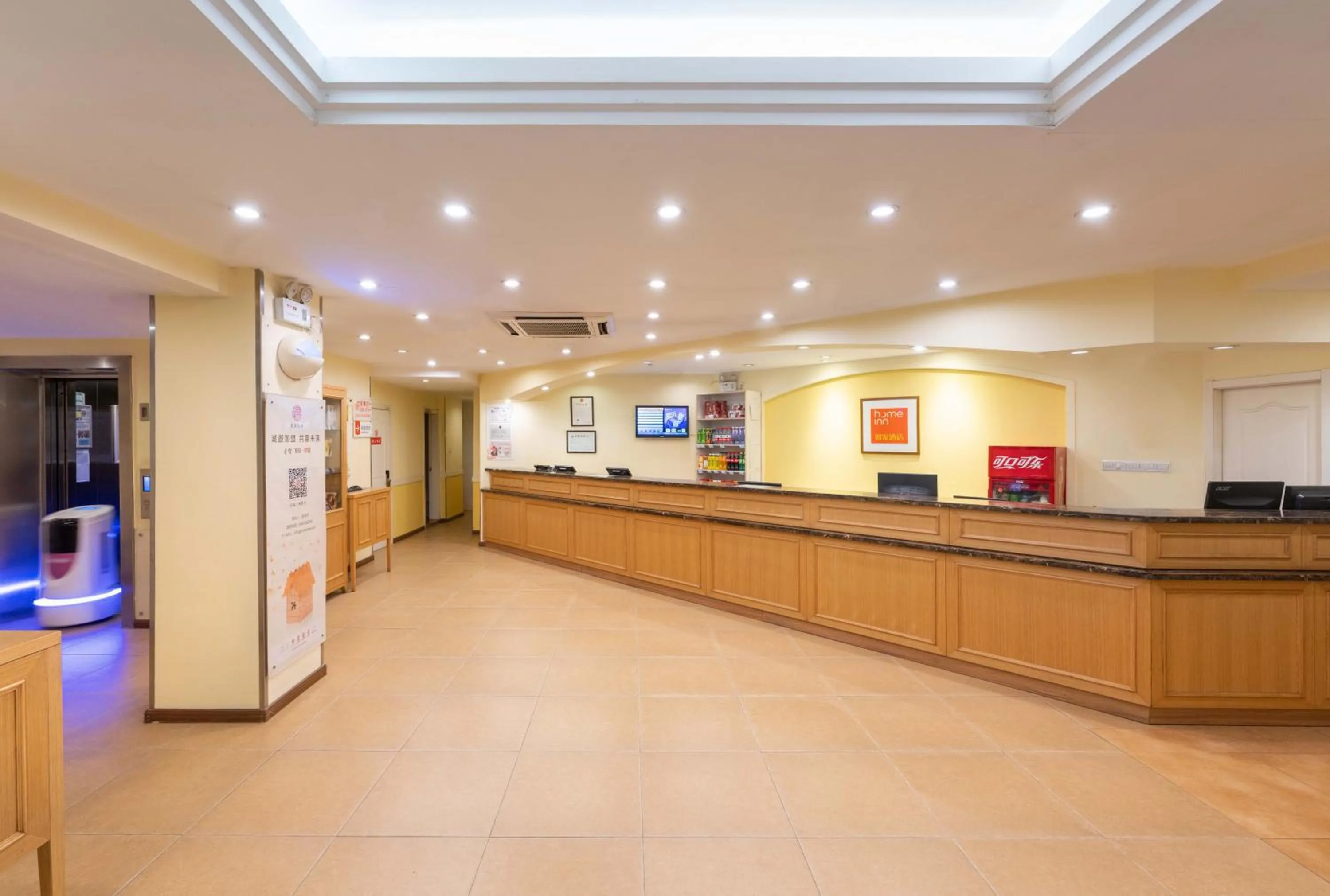 Lobby or reception in Home Inn Dalian North Railway Station