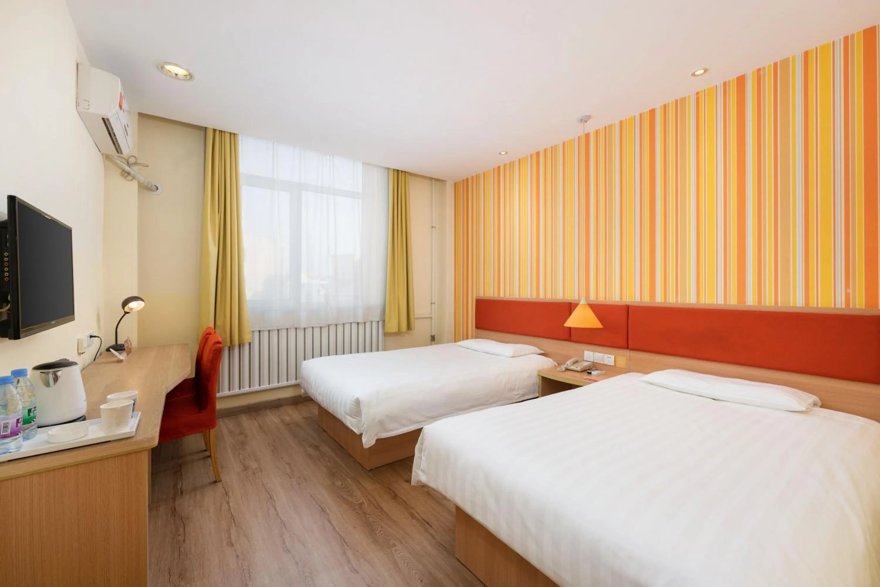 Photo of the whole room in Home Inn Dalian North Railway Station